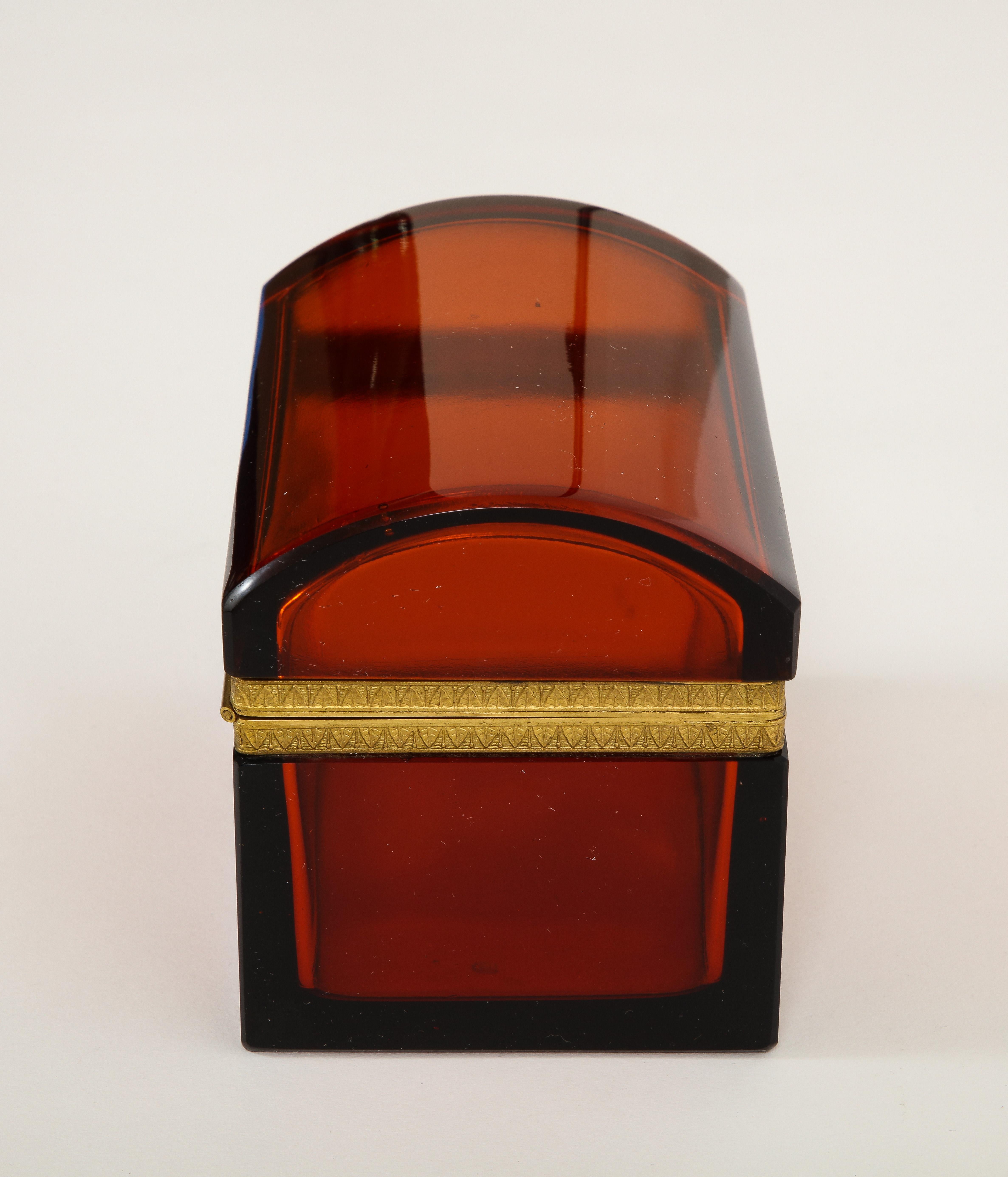 Français Insolite boîte française du 19ème siècle en cristal orange/rouge montée sur bronze doré en vente
