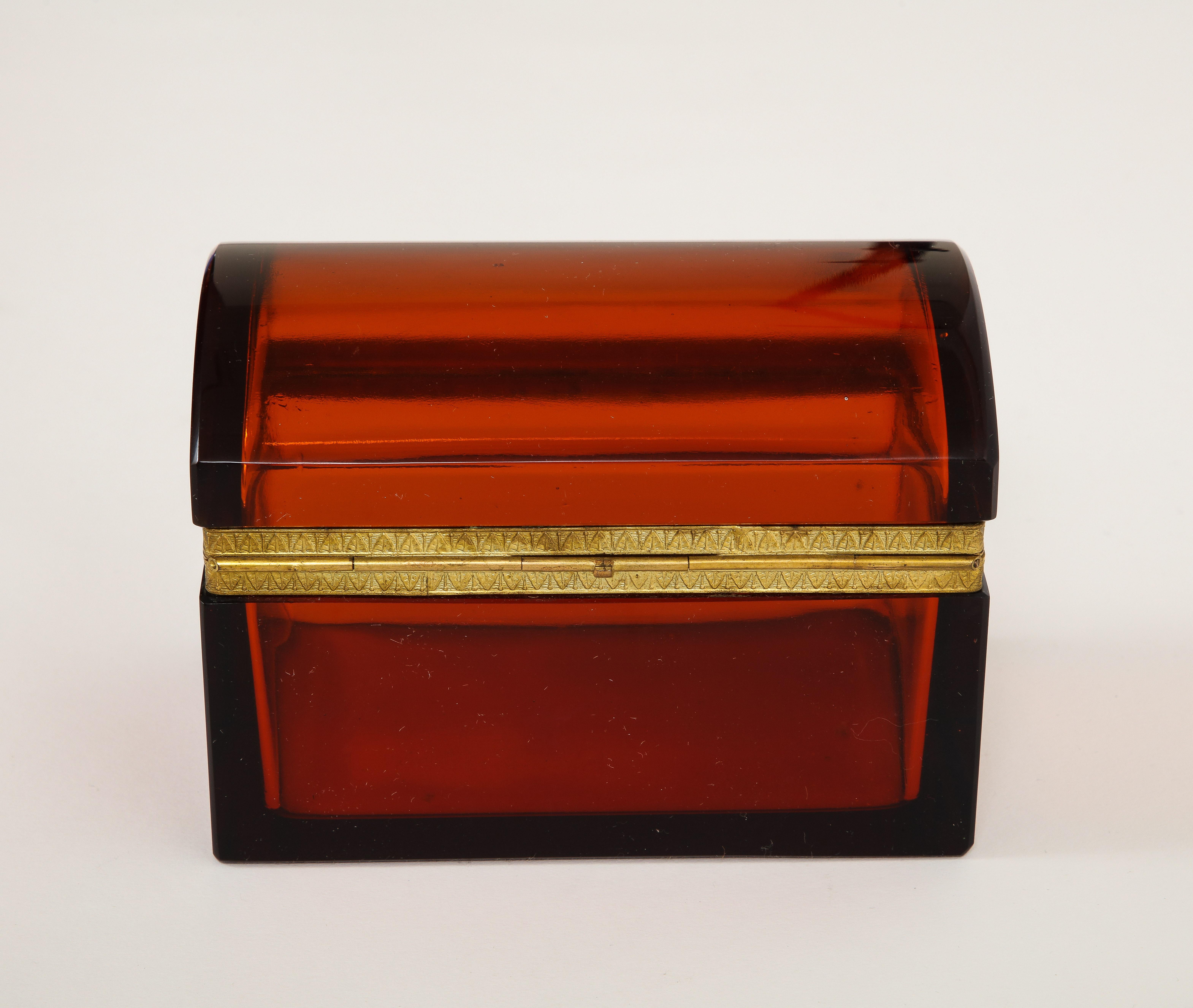 Eine ungewöhnliche französische Dore-Bronze-Box aus dem 19. Jahrhundert mit orangefarbenem/rotem Kristall (Handgeschnitzt) im Angebot
