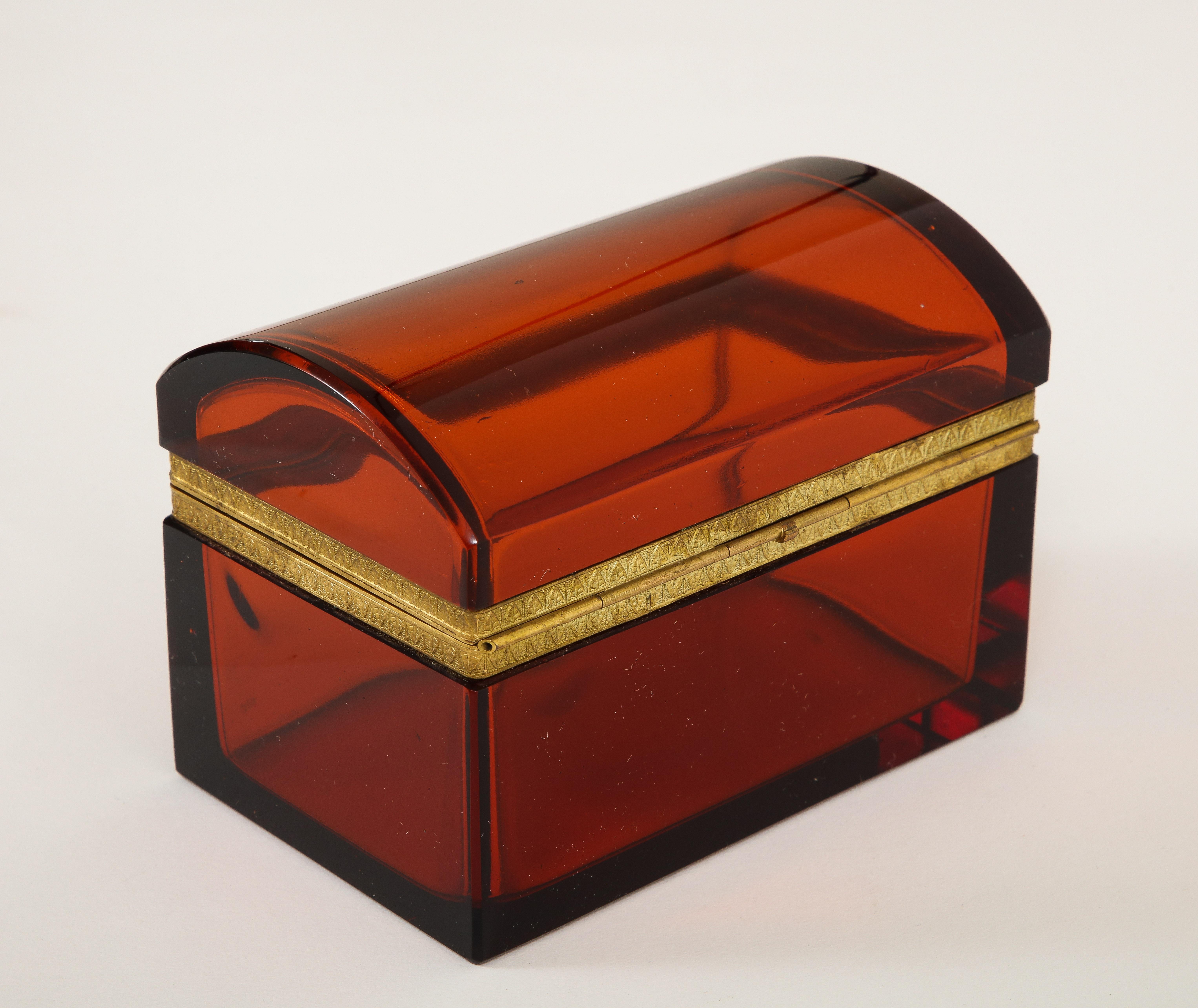 Eine ungewöhnliche französische Dore-Bronze-Box aus dem 19. Jahrhundert mit orangefarbenem/rotem Kristall im Zustand „Gut“ im Angebot in New York, NY