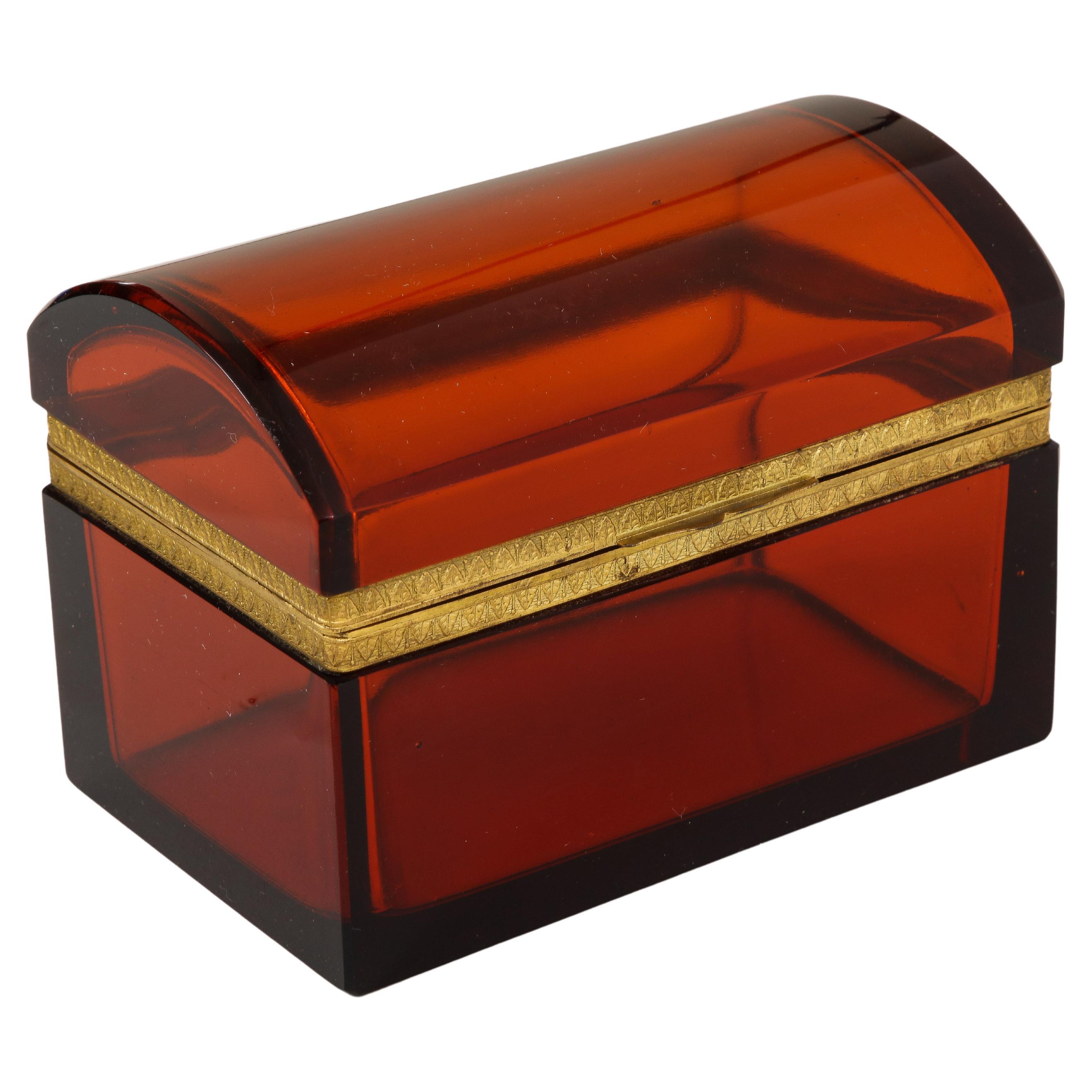 Insolite boîte française du 19ème siècle en cristal orange/rouge montée sur bronze doré en vente