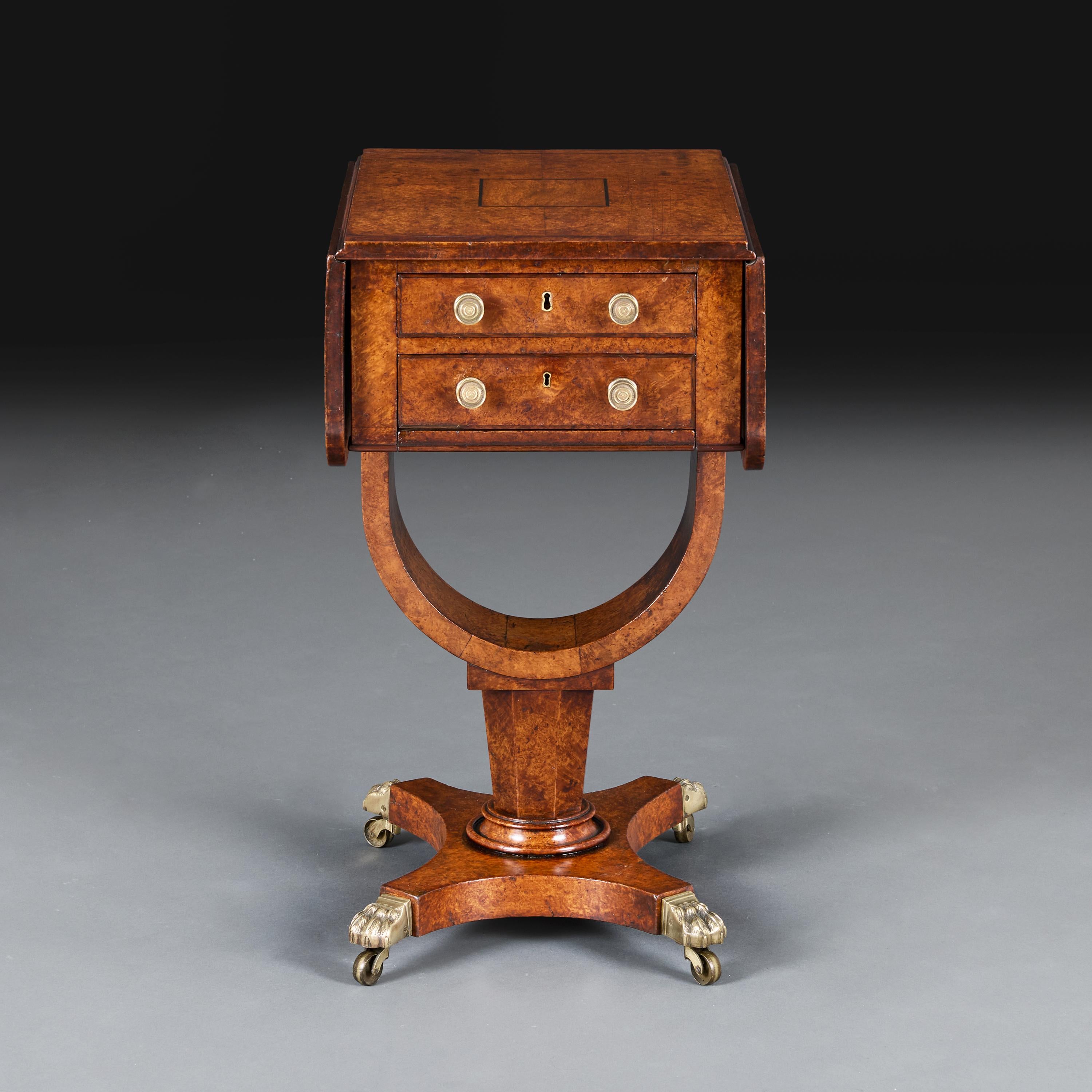 Angleterre, vers 1820

Table d'appoint inhabituelle en chêne têtard du début du XIXe siècle, à deux abattants et deux tiroirs, reposant sur une tige circulaire terminée par une base quadrilobée avec quatre pieds en patte de velours en laiton et des