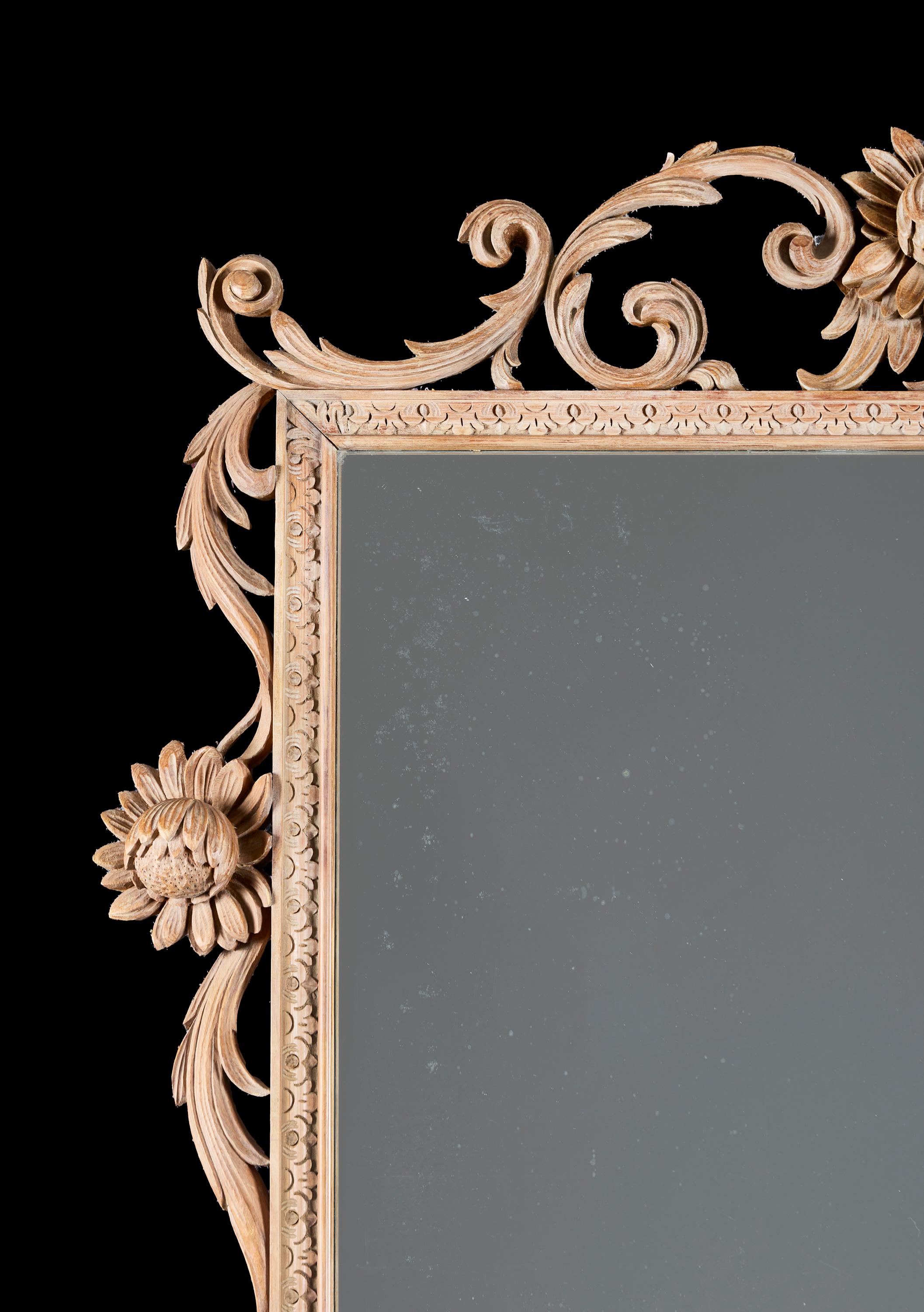 Anglais Miroir à tournesol en pin sculpté du 20e siècle en vente