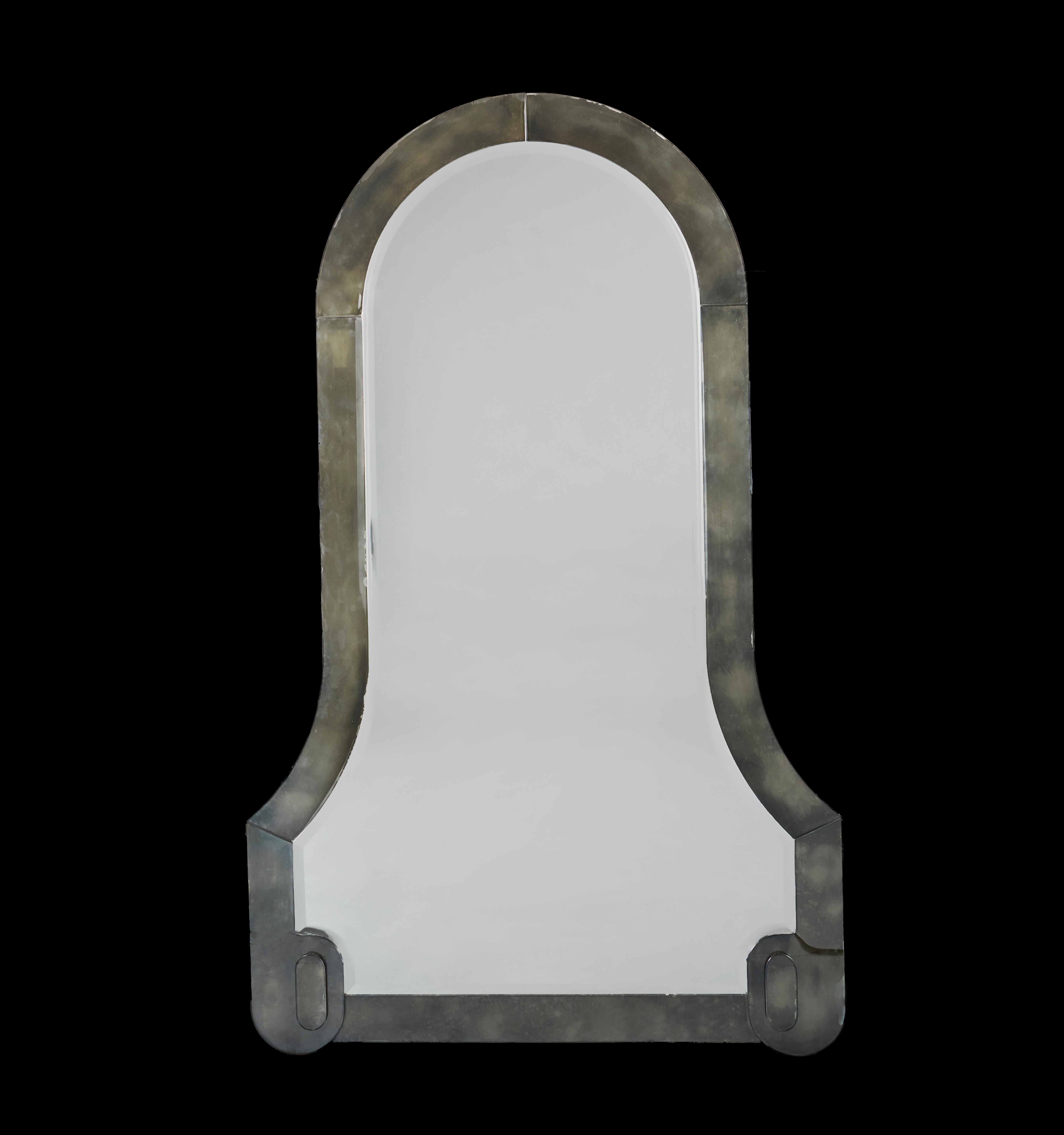 Italie, vers 1930

Un verre à pied inhabituel du début du vingtième siècle en topaze grise fumée à bord biseauté, avec des volutes stylisées à la base, conservant le miroir d'origine.

Hauteur   136.00cm
Largeur     86.00cm