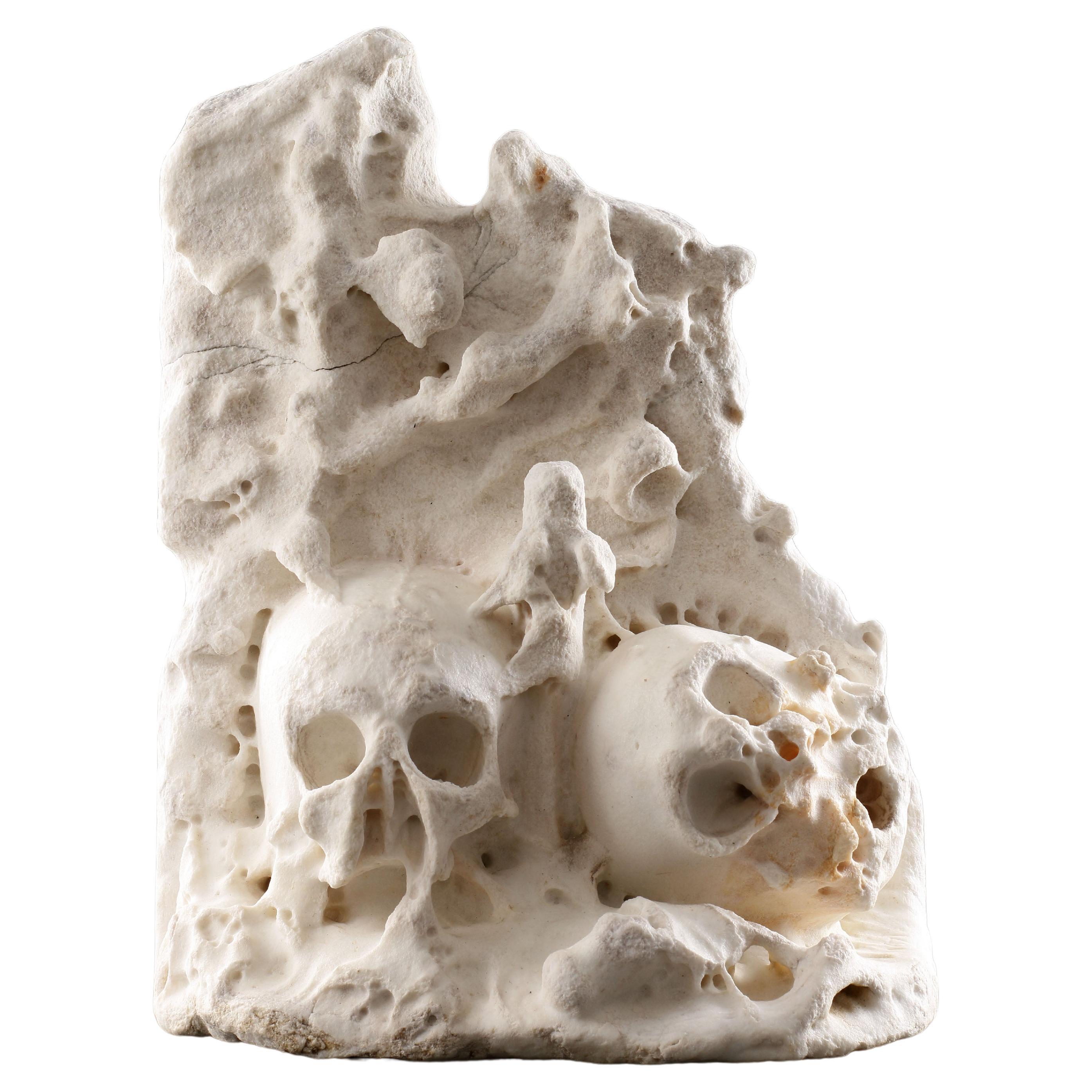 Rare et inhabituelle châsse anglaise sculptée "Memento Mori" avec deux crânes humains