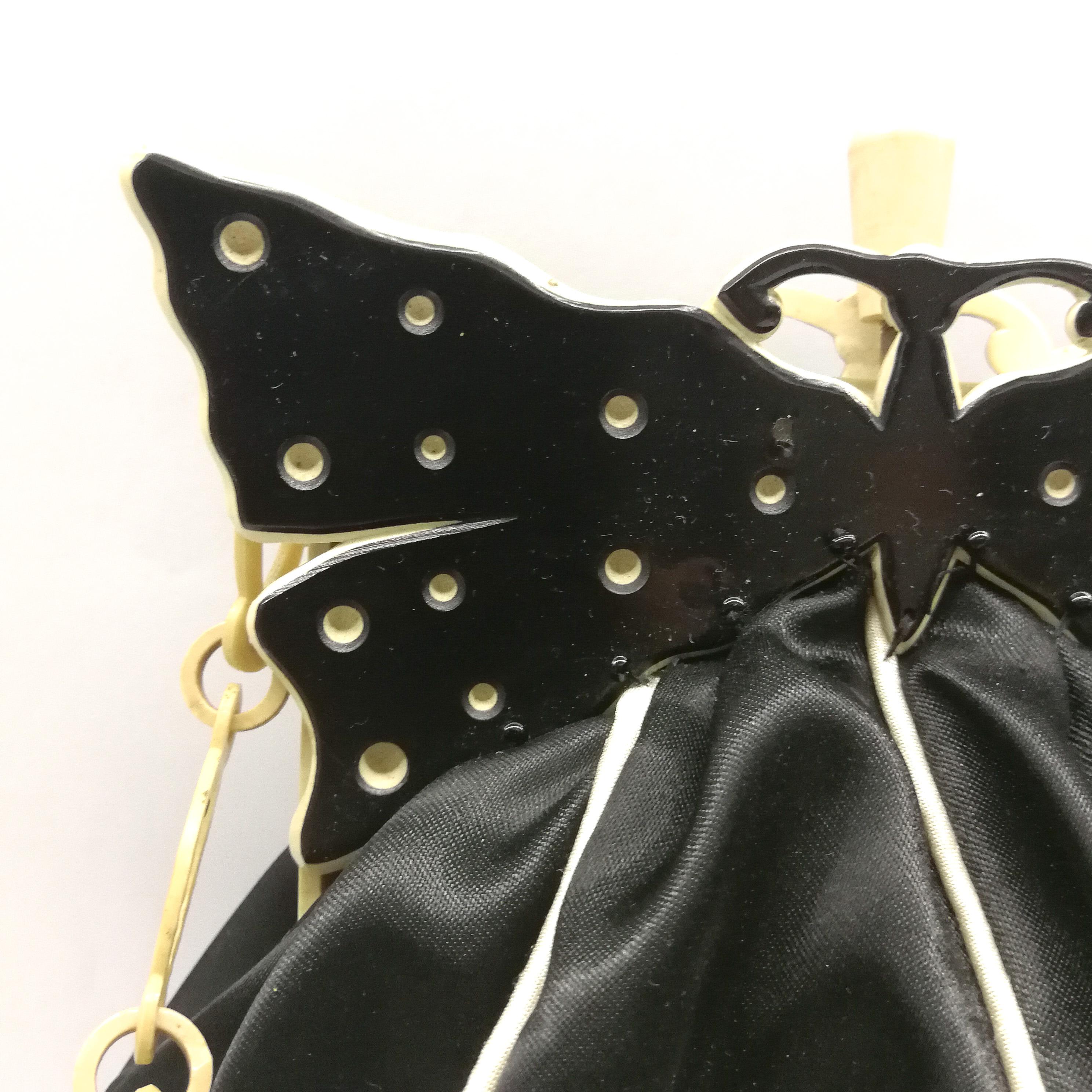 Gestell aus Bakelit und Seide, ungewöhnlich  „Schmetterlingshandtasche“, englisch, 1920er Jahre. (Schwarz) im Angebot