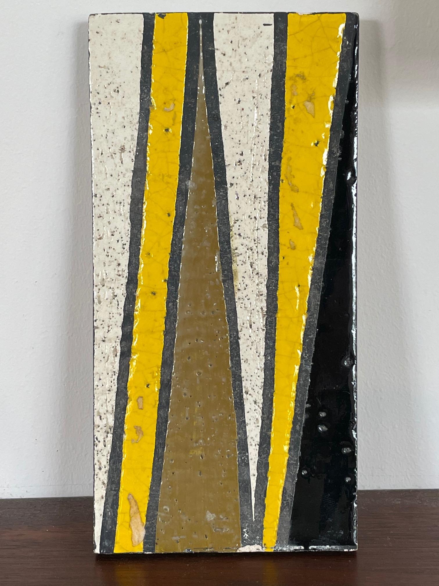 Eine ungewöhnliche Keramikdose von Bitossi für Rosenthal Netter, Italien, ca. 1960er Jahre, signiert. Geometrisches Design, schön verziert in gelb, braun, schwarz.