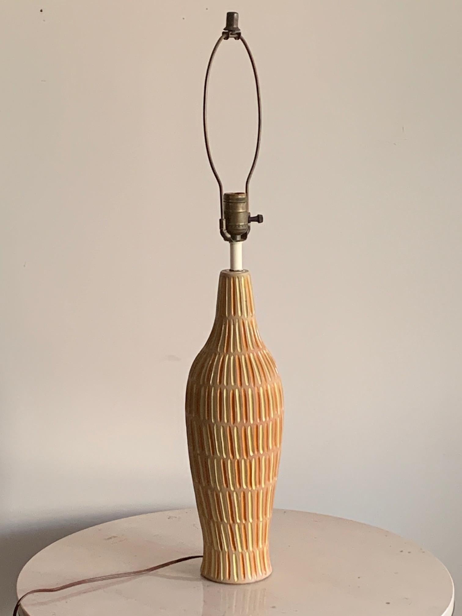 Lampe classique en céramique italienne fabriquée pour Raymor, vers les années 1960. Forme de bouteille intéressante avec des bandes jaunes et orange alternées.