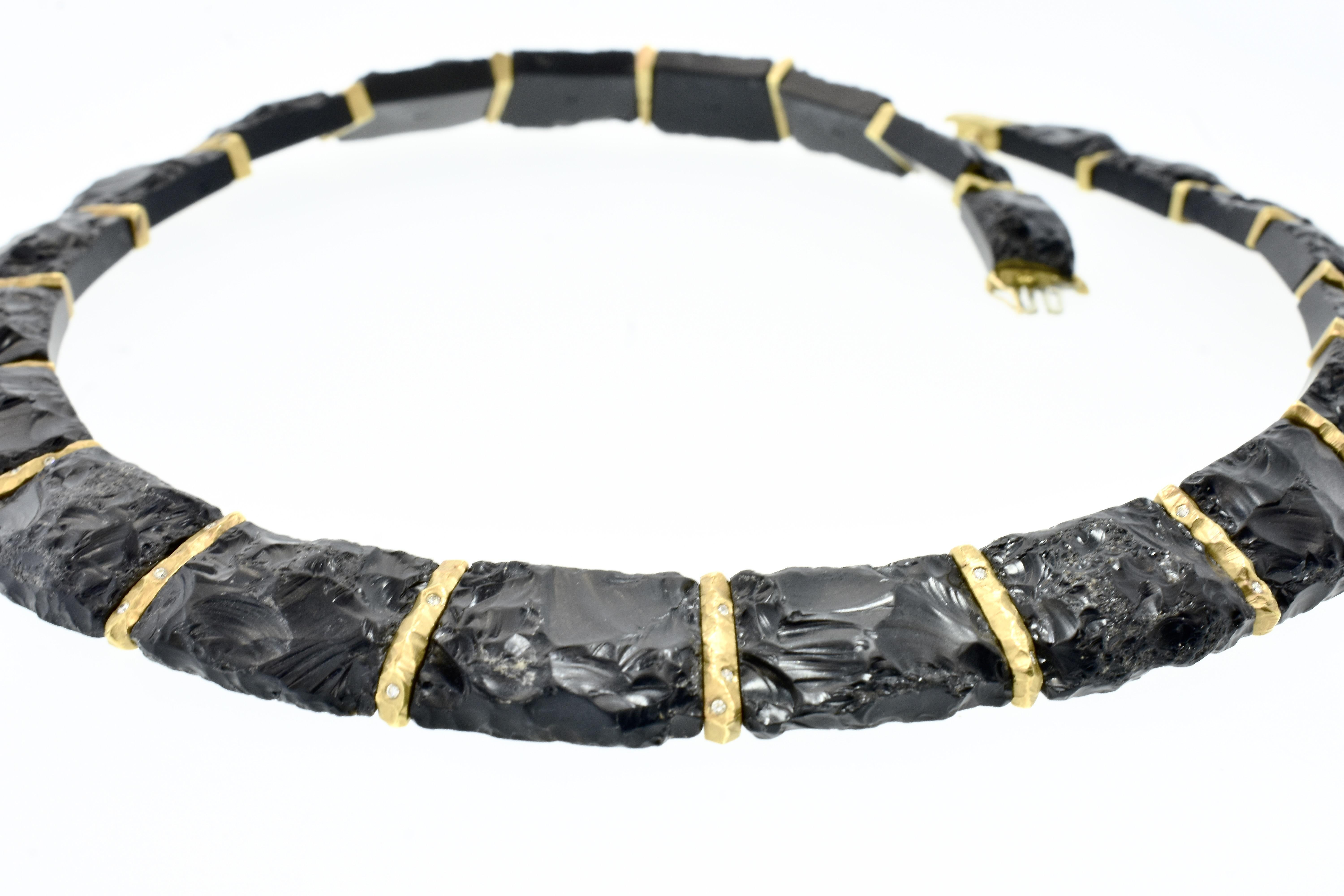 Un'insolita collana di onice cesellata con oro giallo 18 carati e diamanti, modernista. In condizioni ottime a Aspen, CO