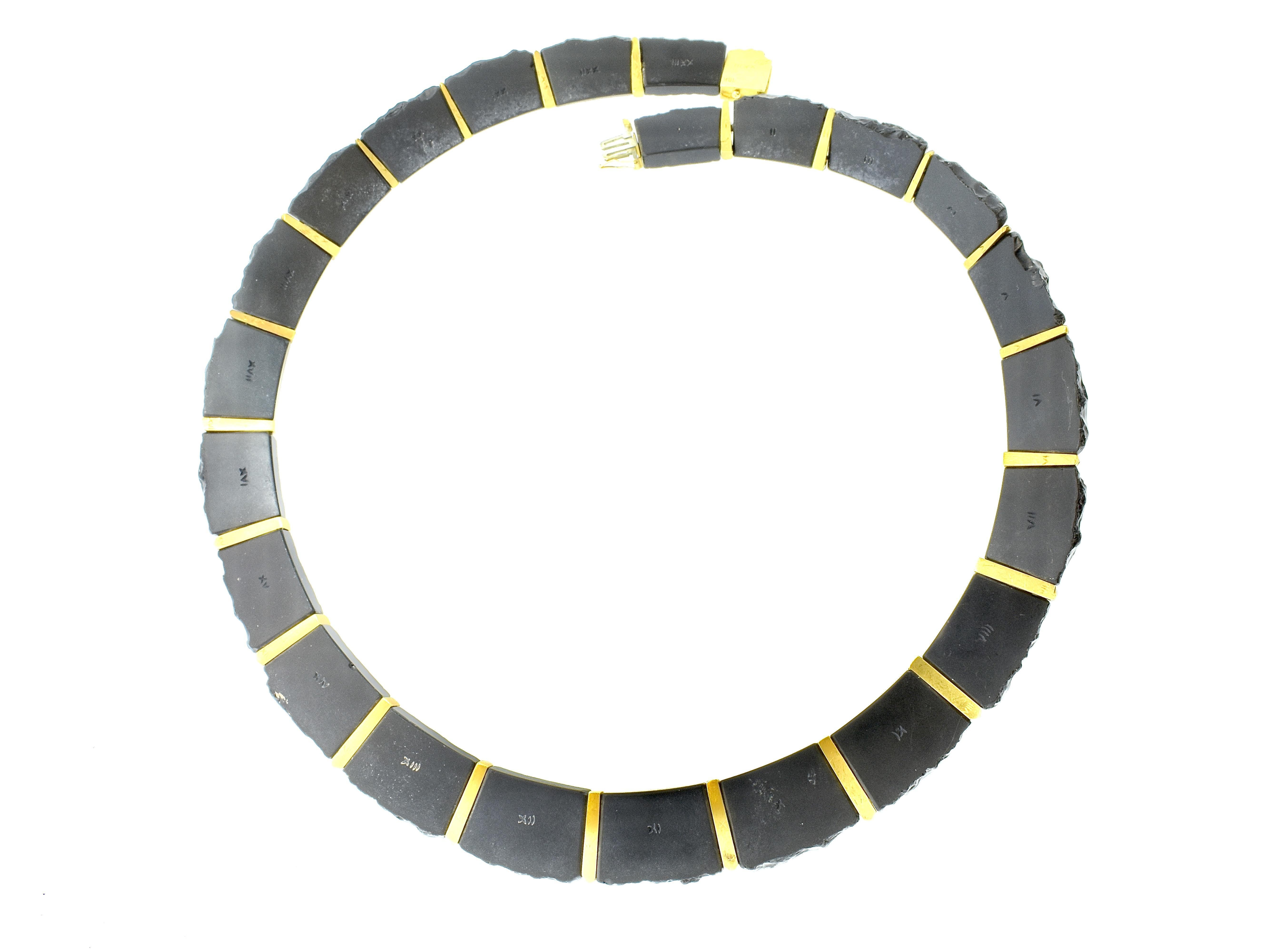 Un'insolita collana di onice cesellata con oro giallo 18 carati e diamanti, modernista. 1