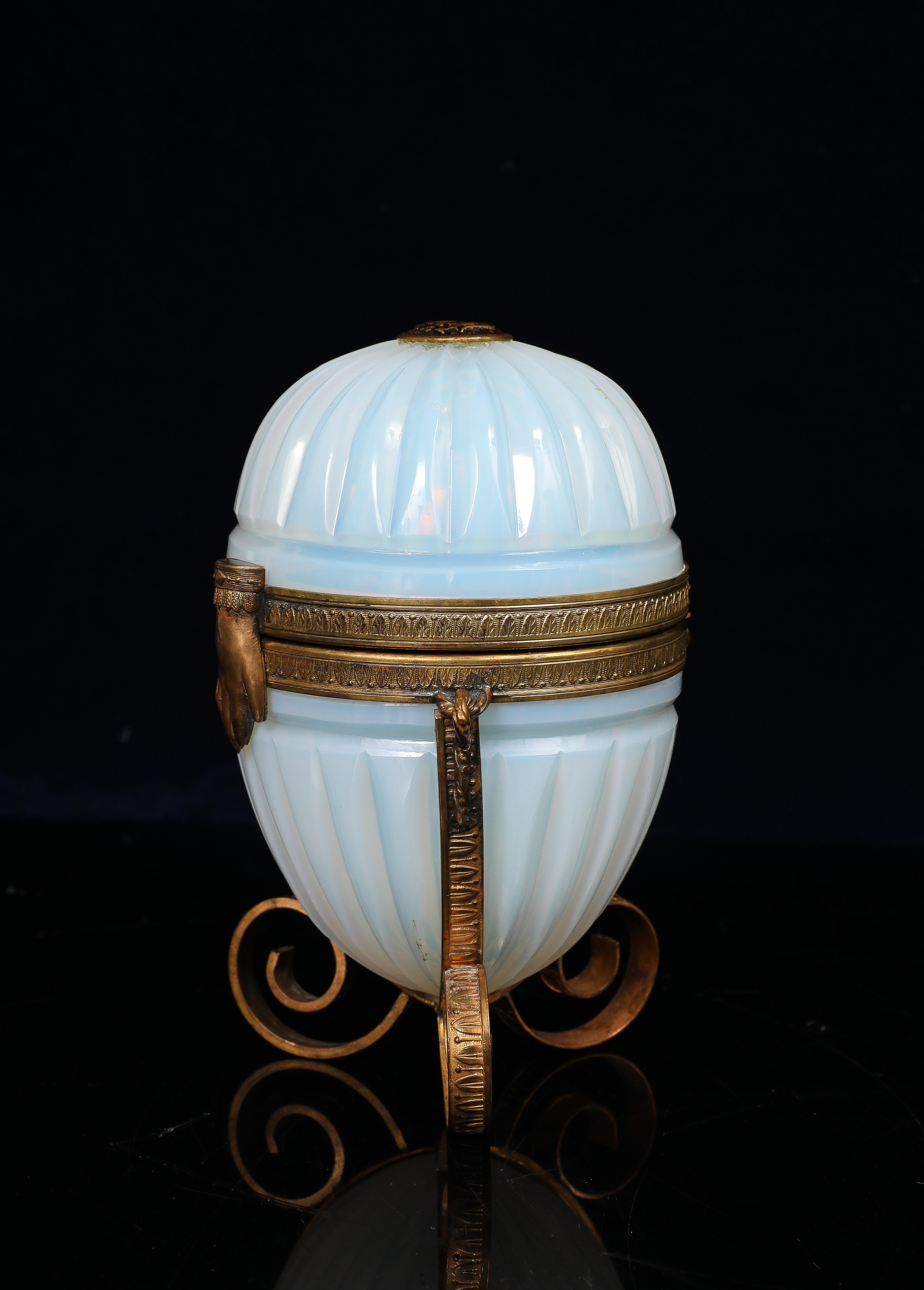 An Unusual Dore Bronze Mounted French Baccarat Opaline Crystal Egg-Form Box In Good Condition For Sale In New York, NY