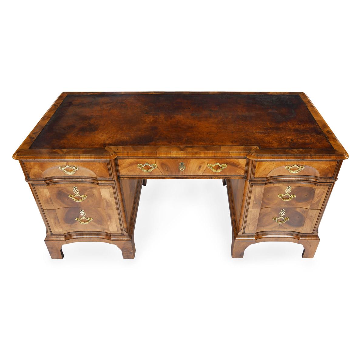 Un inusual escritorio de pedestal independiente estilo Jorge I de principios del siglo XX en venta 9