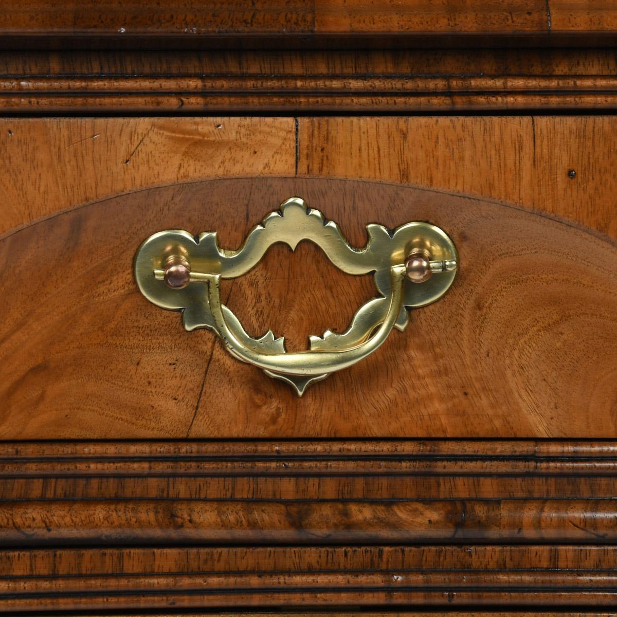 Ottone Un'insolita scrivania a piedistallo indipendente in stile Giorgio I dei primi del Novecento in vendita