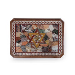 Table lyonnaise en noyer du début du 20e siècle, supportant une table italienne en bois.