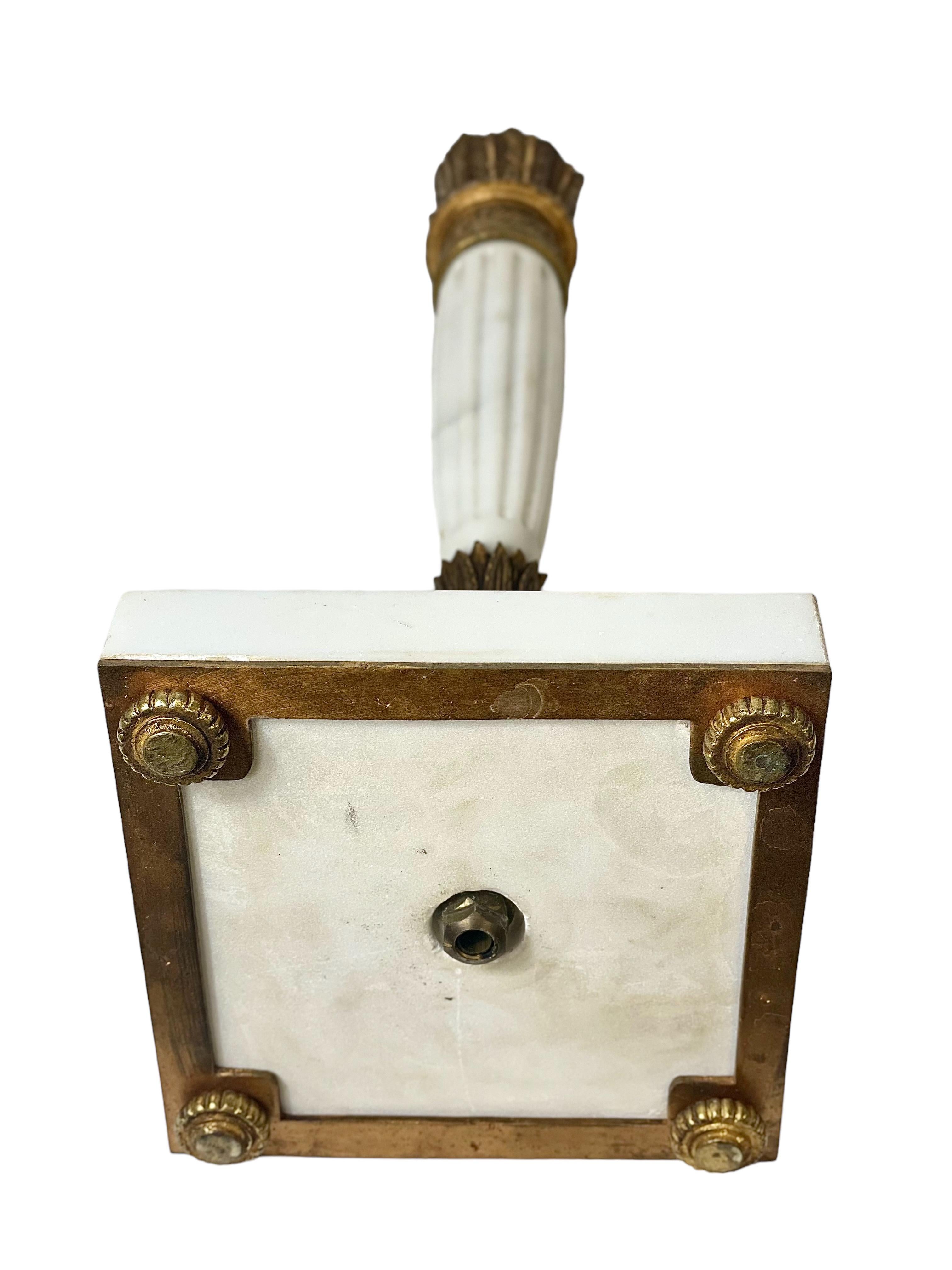 Quiver-Tischlampe im Empire-Stil aus italienischem Marmor und Bronze, 19. Jahrhundert im Zustand „Gut“ im Angebot in LA CIOTAT, FR