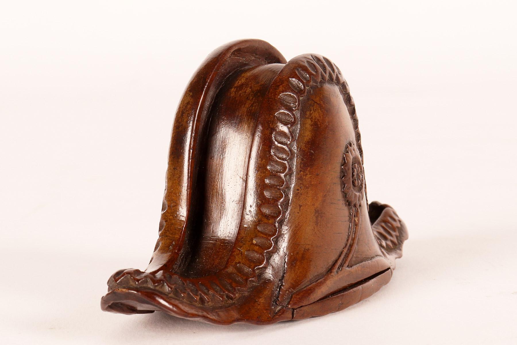 Eine ungewöhnliche Schnupftabakdose in Feluca-Form aus Wurzelholz, Frankreich 1800. (Französisch) im Angebot