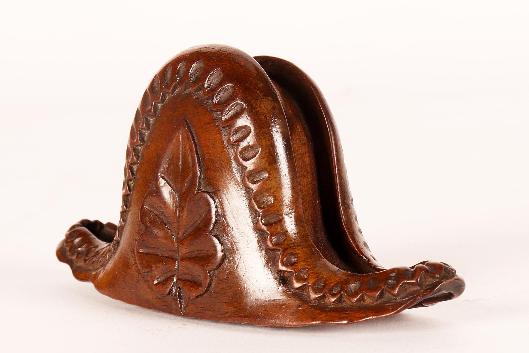 Eine ungewöhnliche Schnupftabakdose in Feluca-Form aus Wurzelholz, Frankreich 1800. im Zustand „Gut“ im Angebot in Milan, IT