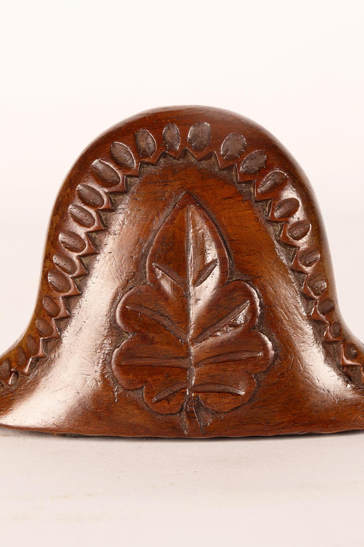 Eine ungewöhnliche Schnupftabakdose in Feluca-Form aus Wurzelholz, Frankreich 1800. (19. Jahrhundert) im Angebot