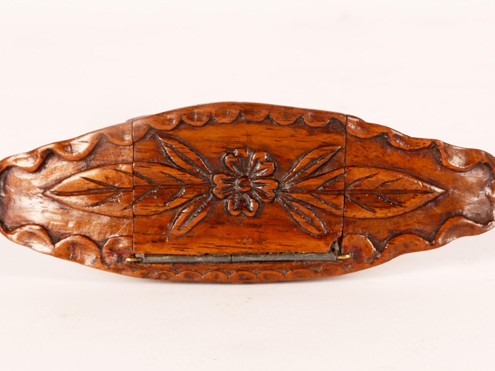 Eine ungewöhnliche Schnupftabakdose in Feluca-Form aus Wurzelholz, Frankreich 1800. im Angebot 1