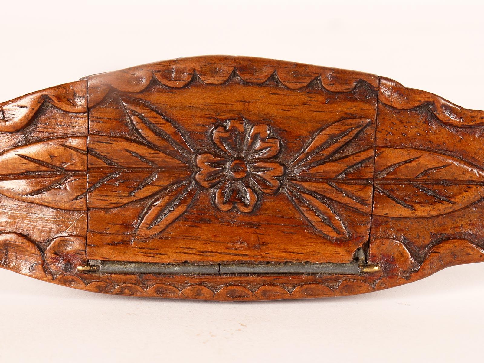 Eine ungewöhnliche Schnupftabakdose in Feluca-Form aus Wurzelholz, Frankreich 1800. im Angebot 2