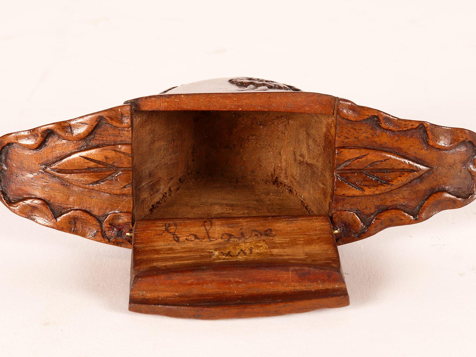 Eine ungewöhnliche Schnupftabakdose in Feluca-Form aus Wurzelholz, Frankreich 1800. im Angebot 3