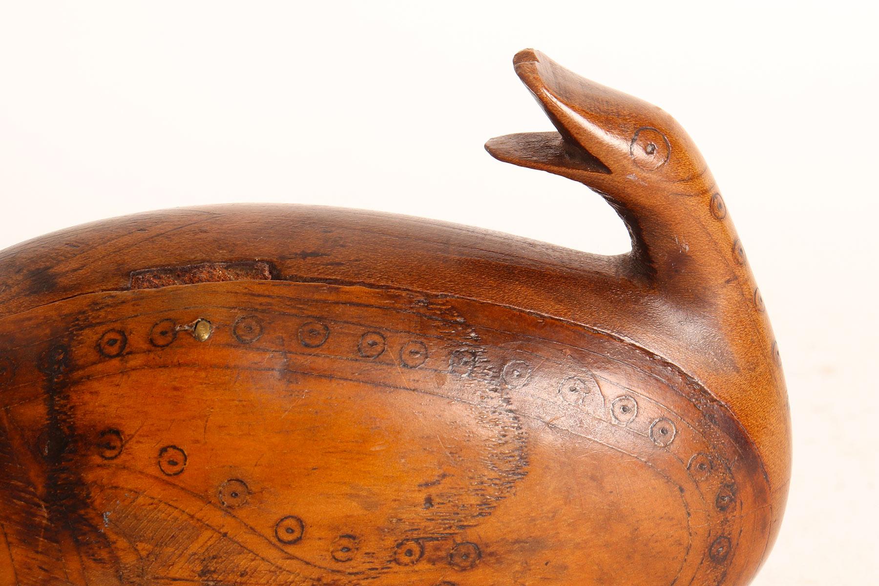 Unusual Fish-Shaped Burl Wood Snuffbox, Sweden 1871 In Good Condition For Sale In Milan, IT