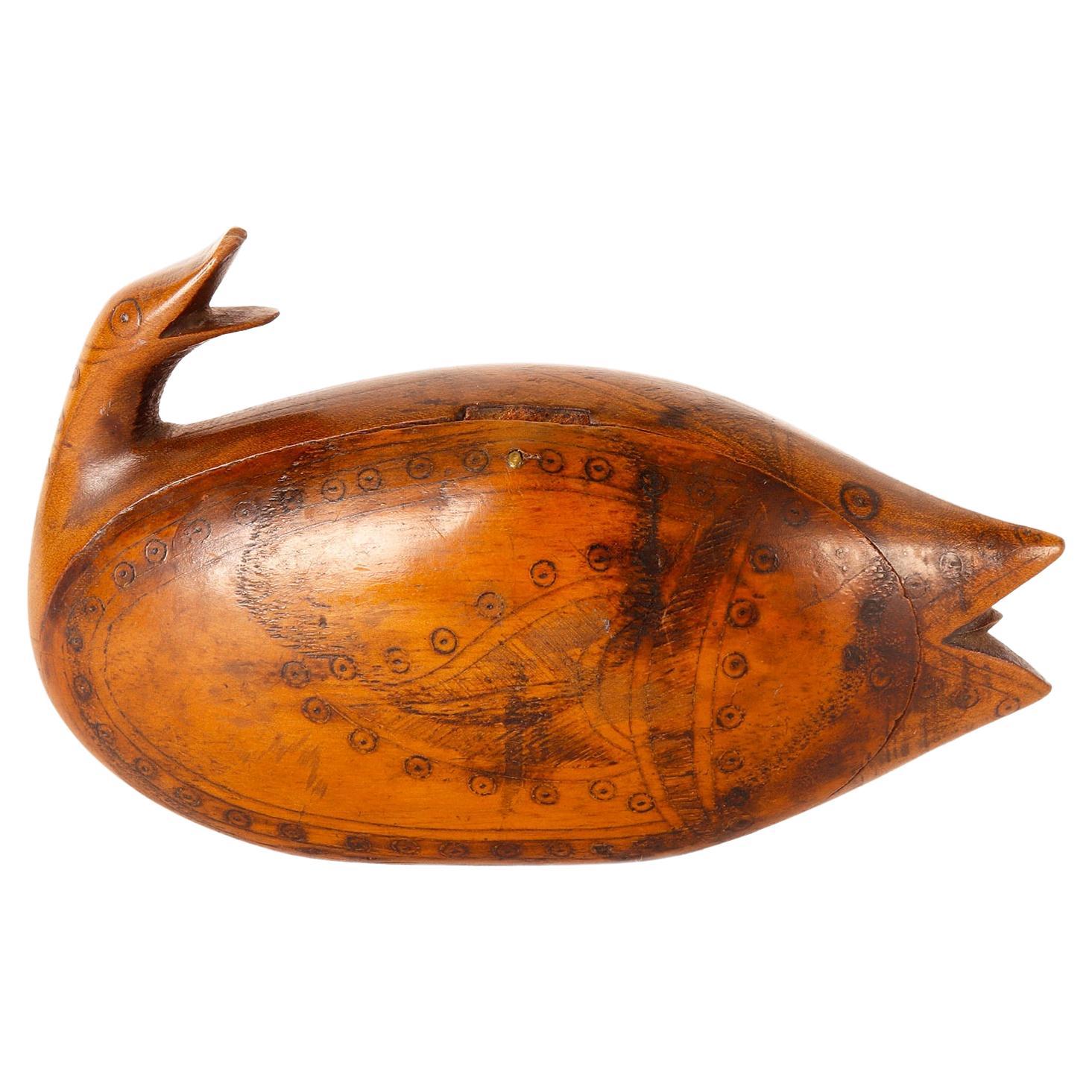 Eine ungewöhnliche fishförmige Schnupftabakdose aus Wurzelholz. Schweden 1871.