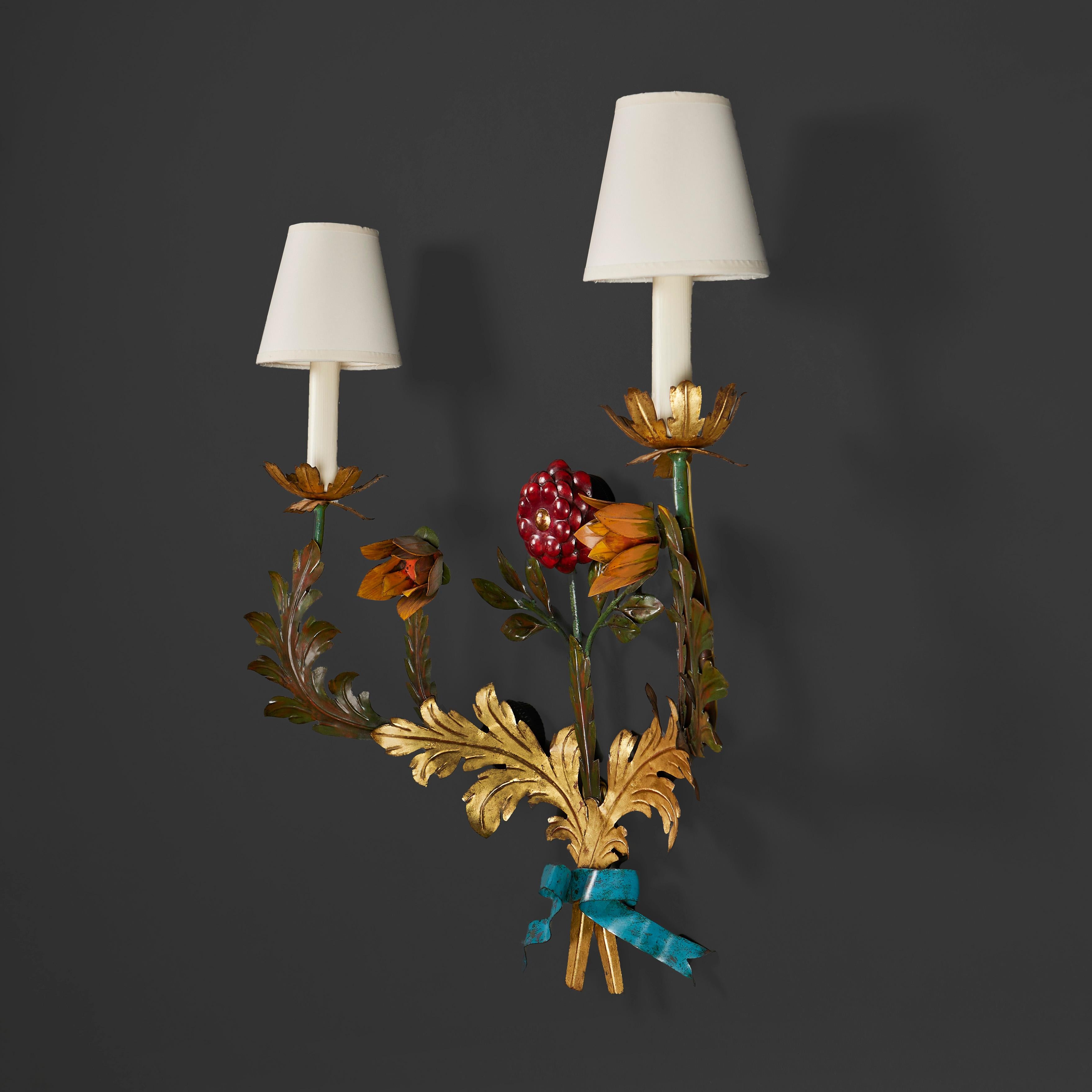 An Unusual French Painted Tole Wall Light  In Good Condition For Sale In London, GB
