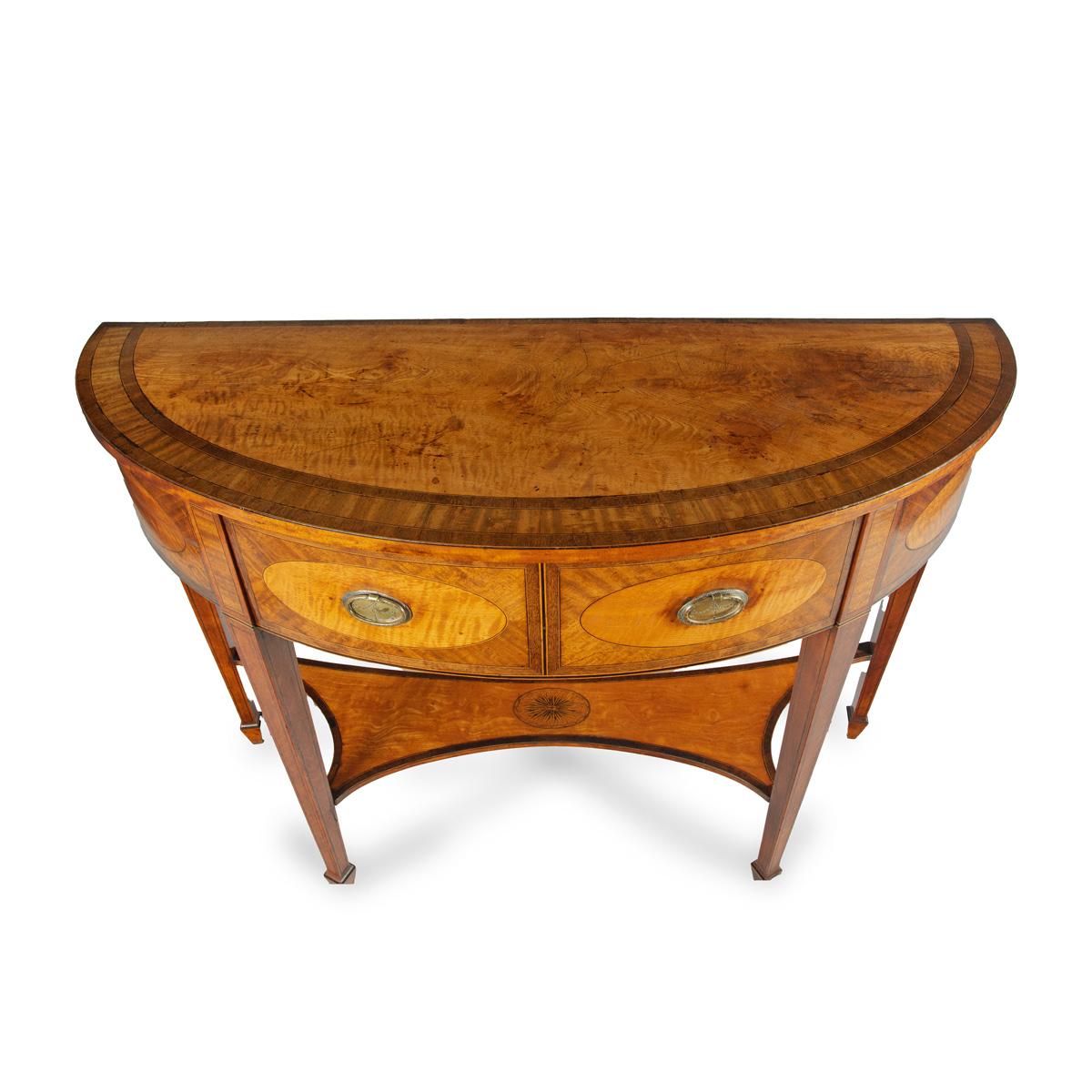 An unusual George III satinwood side table In Good Condition For Sale In Lymington, Hampshire