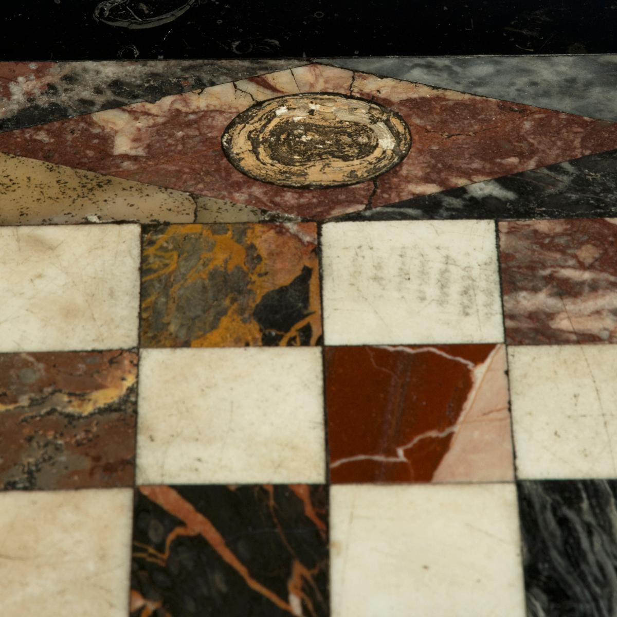 Une table de backgammon inhabituelle en marbre de style George IV attribuée à Gillows en vente 6