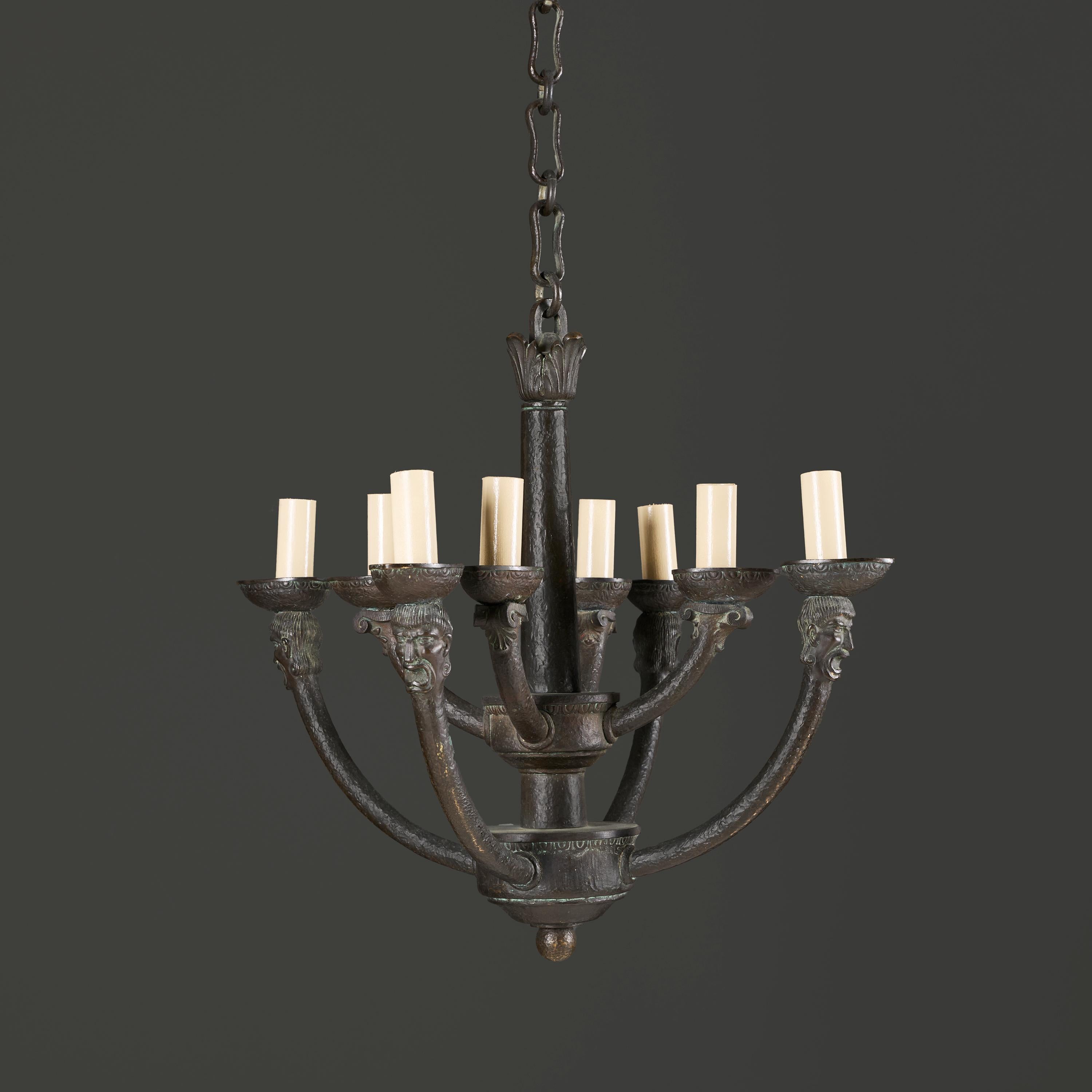 Francia, circa 1890.

Lampadario francese a tole dipinte della fine del XIX secolo con dodici bracci di candele che terminano in vaschette raccogli-gocce a foglie dispiegate, il corpo ornato da tralci di vite, foglie e fiori in porcellana policroma,