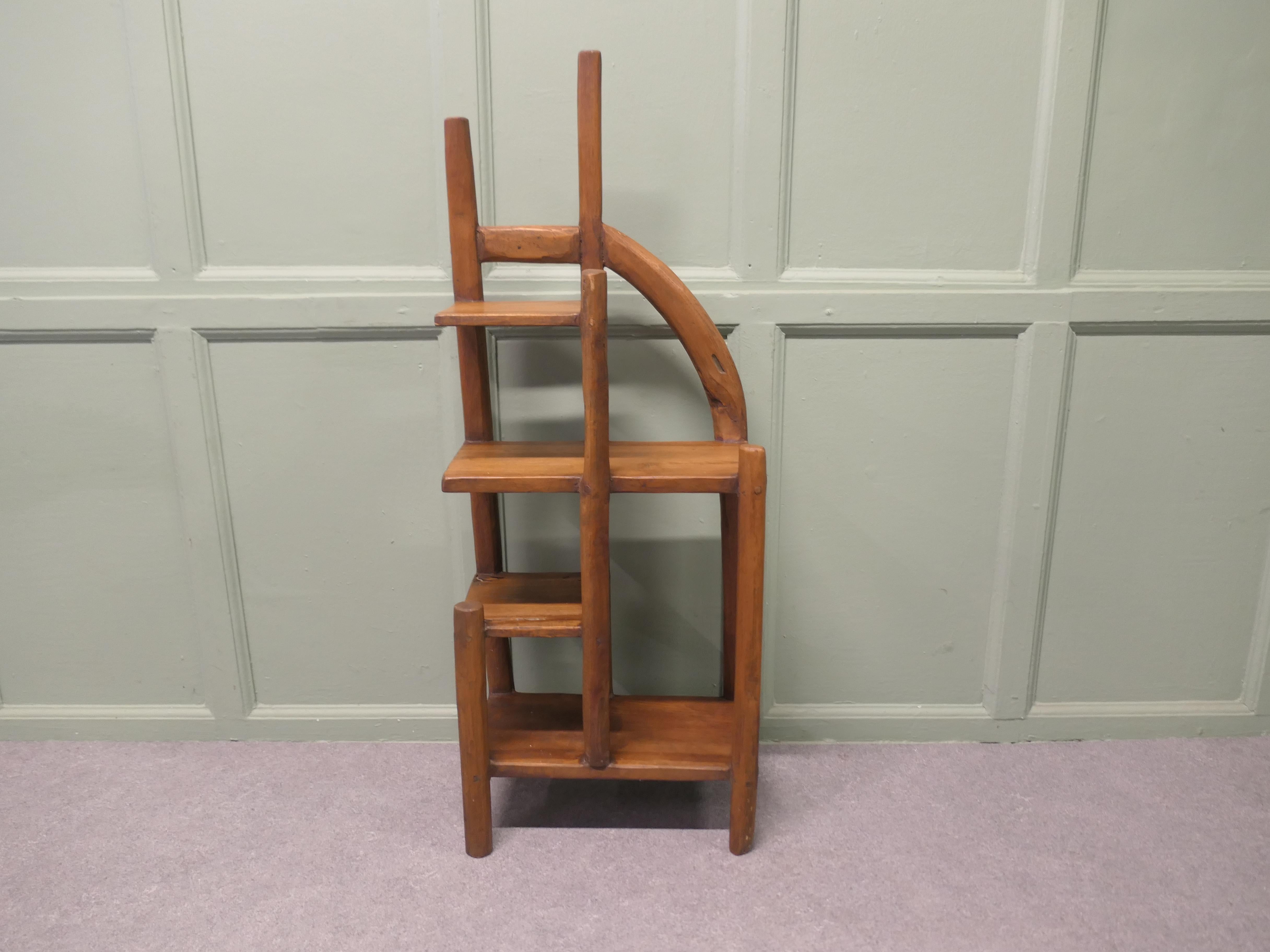 Un insolito oggetto rustico Hand Made

Un grande pezzo realizzato a mano in teak, con un insolito design astratto e ripiani sfalsati, un pezzo molto robusto e utilizzabile.
Il supporto è alto 41