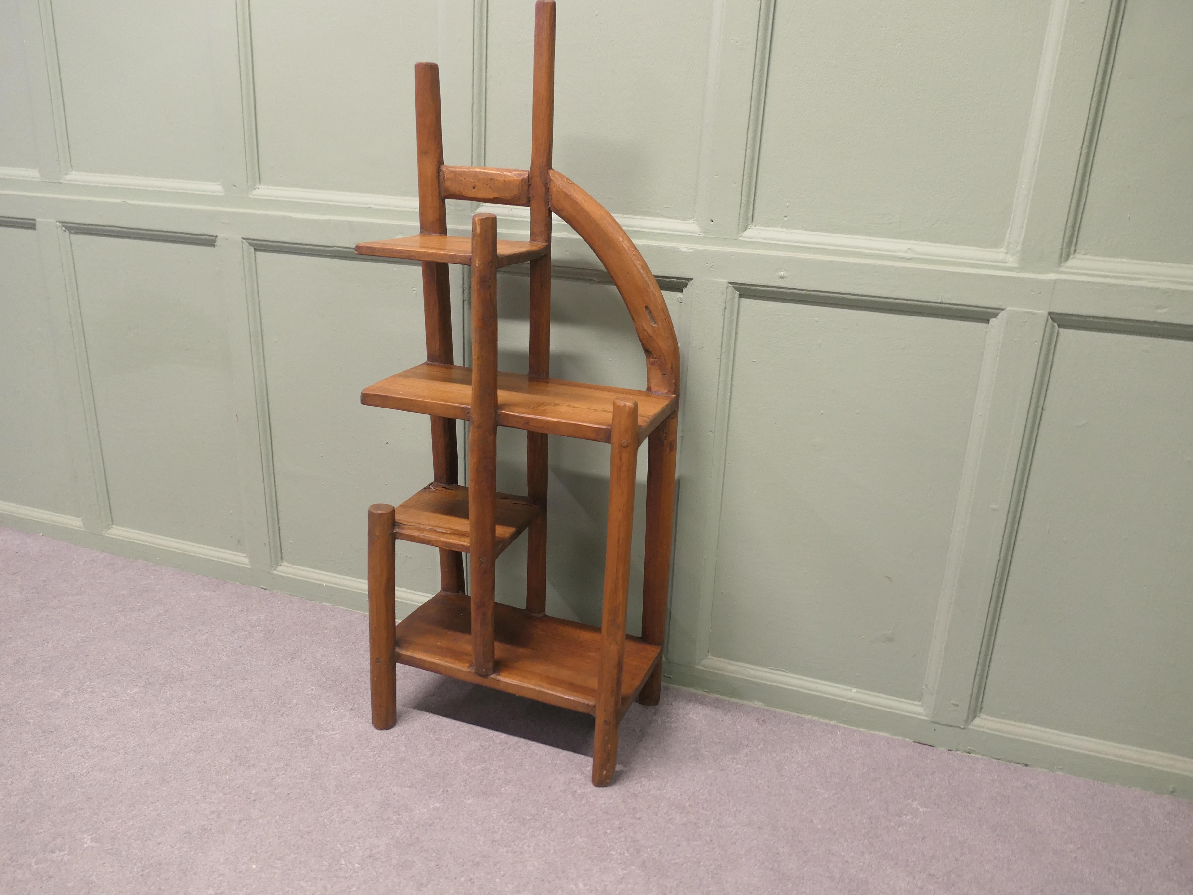 Rustico Un insolito pezzo rustico Hand Made What Not Un grande pezzo realizzato a mano in teak. in vendita