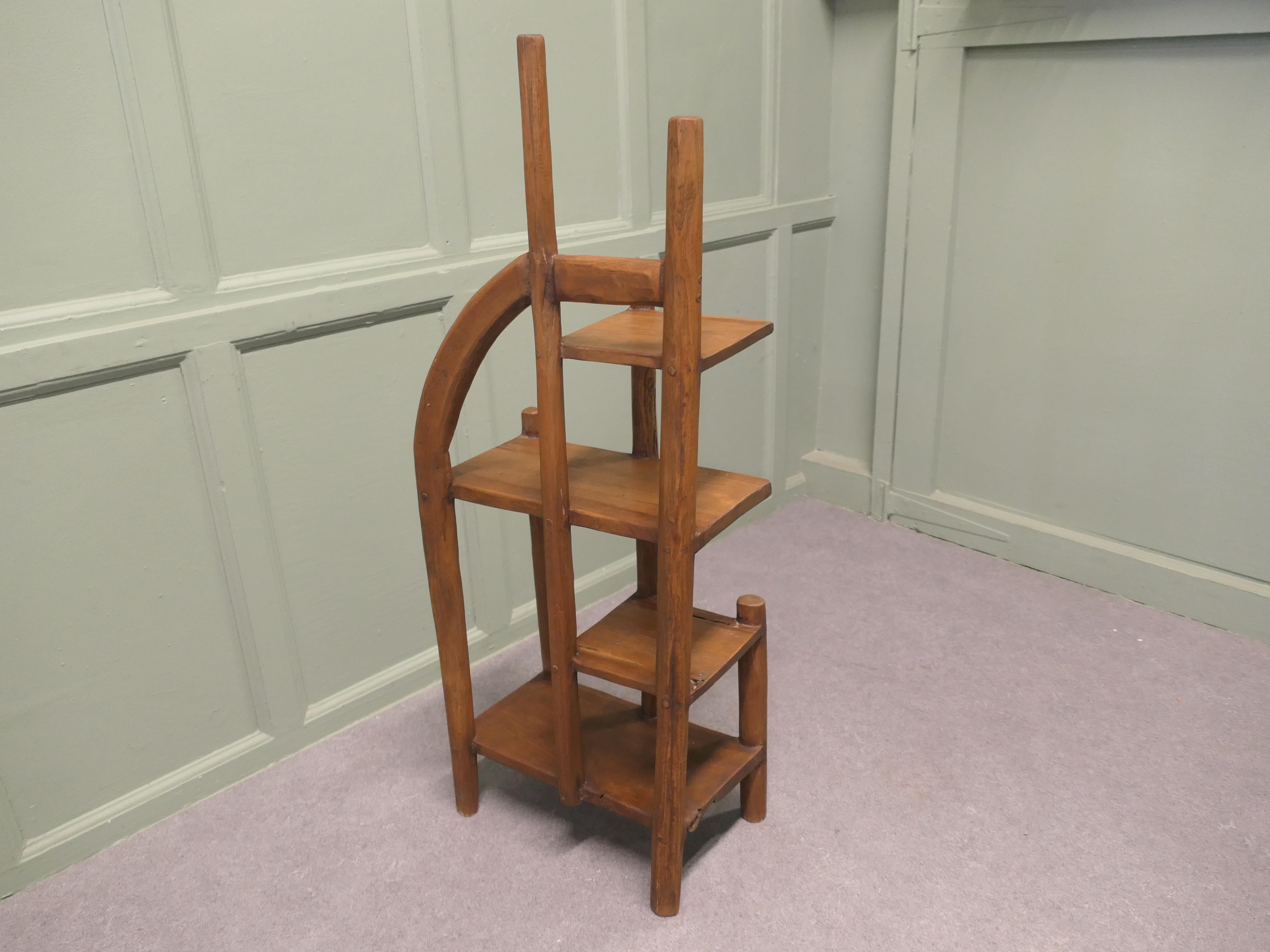 Metà XX secolo Un insolito pezzo rustico Hand Made What Not Un grande pezzo realizzato a mano in teak. in vendita