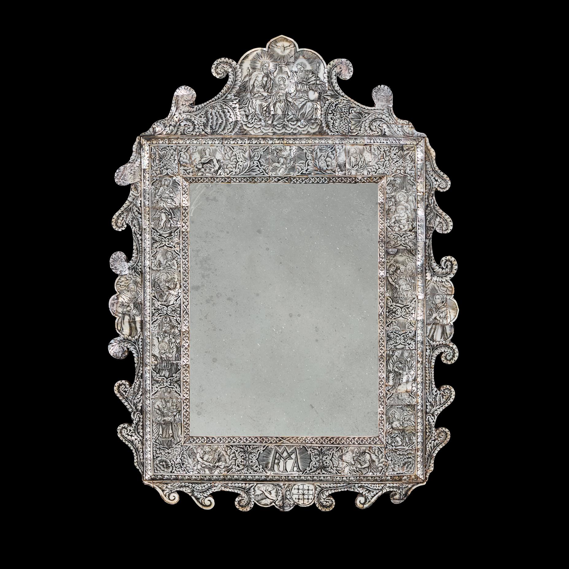 Indo-Portugais, vers 1800

Miroir indo-portugais de petite taille du début du XIXe siècle, entièrement plaqué de nacre, gravé de motifs feuillagés et d'une iconographie religieuse, les bordures étant ornées de vagues stylistiques de fougères