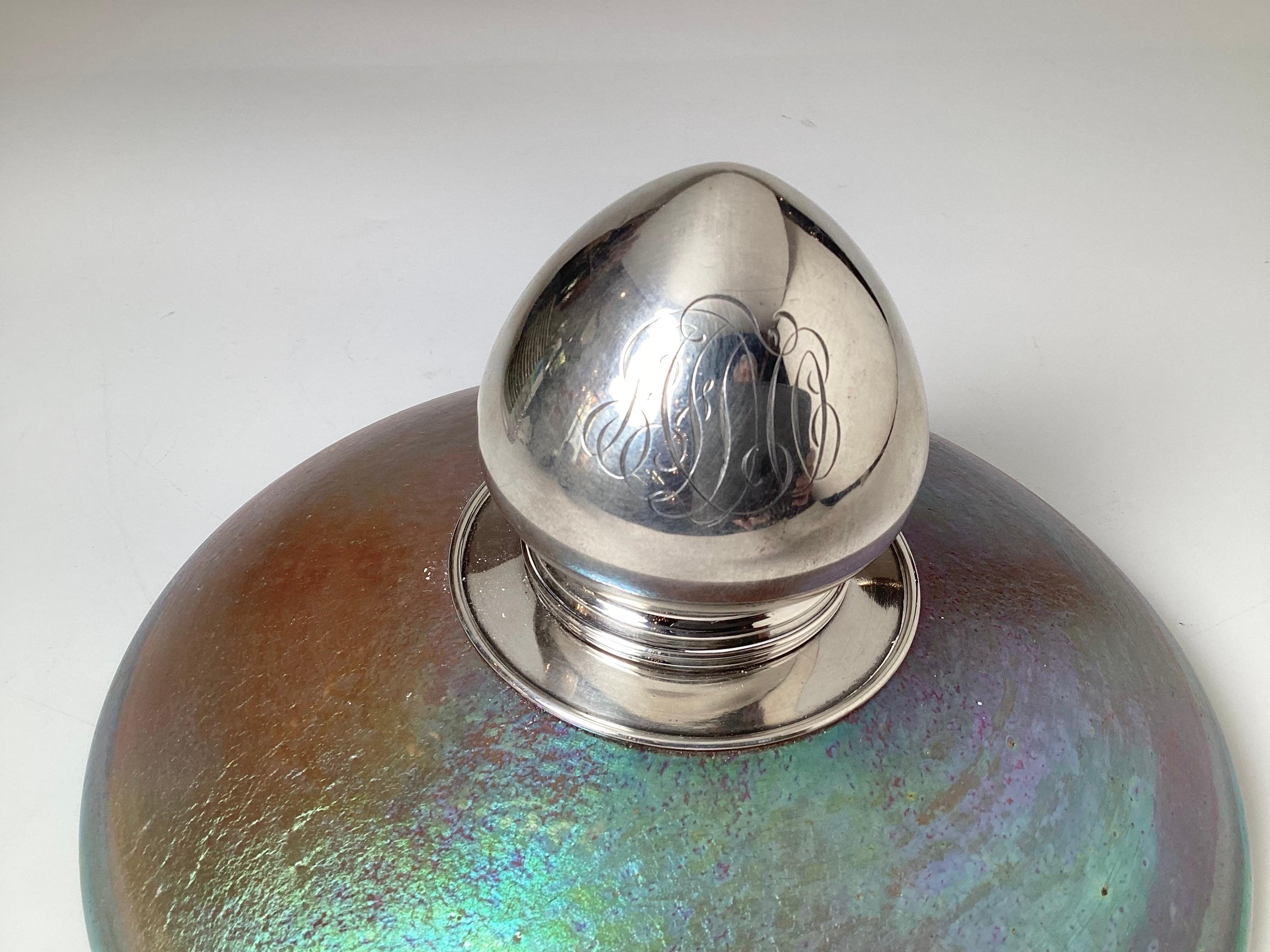 Ein elegantes irisierendes Glastintenfass mit Scharnierdeckel aus Sterling, das Loetz-Glas aus der Karo-Republik zugeschrieben wird.  Die 9-Zoll-Runde hocken für Basis mit einem klappbaren Sterling Silber frei Hand graviert oben.  Der massive Sockel