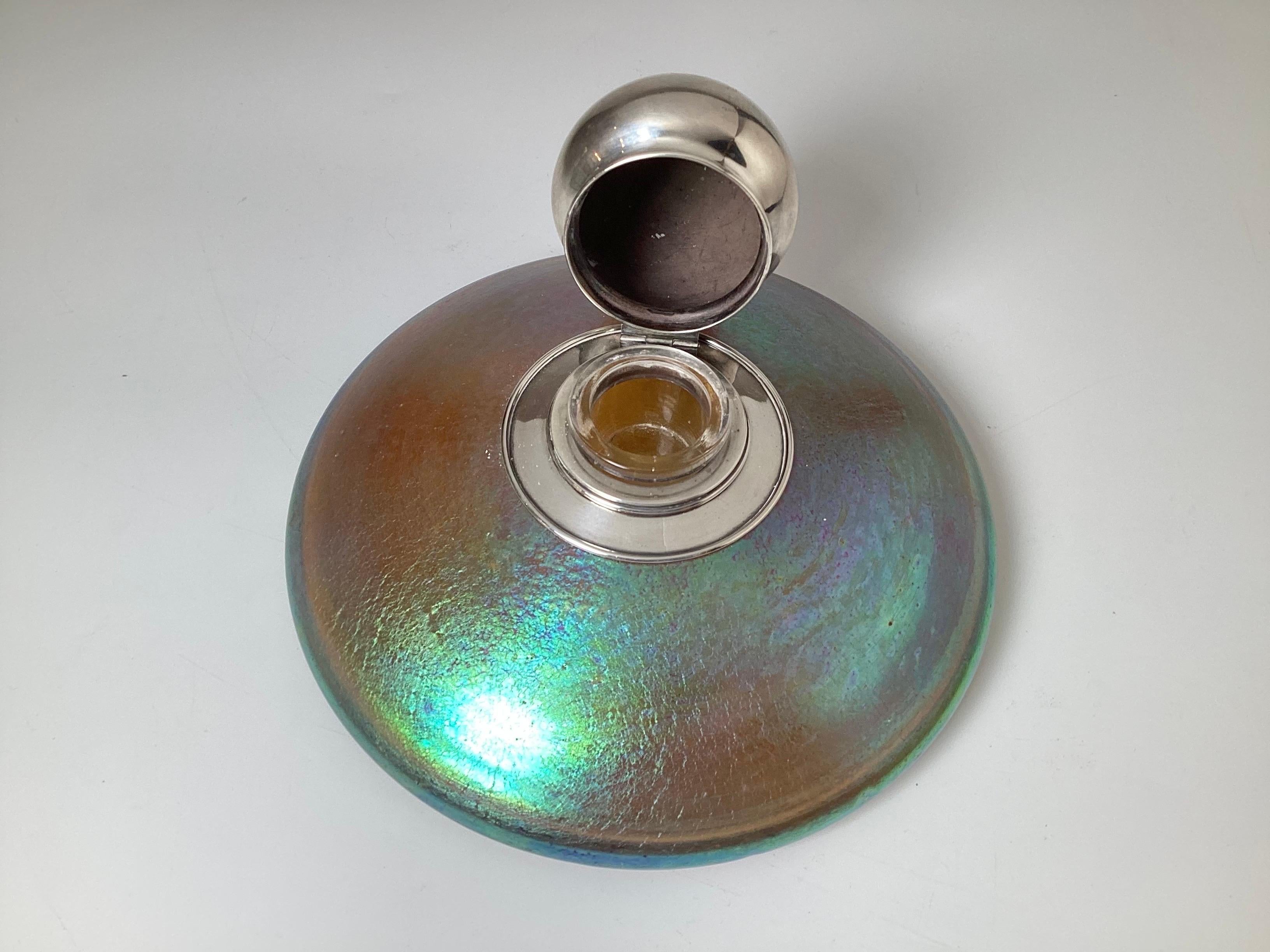 Ungewöhnliches schillerndes Tintenfass aus Glas und Sterling (Tschechisch)