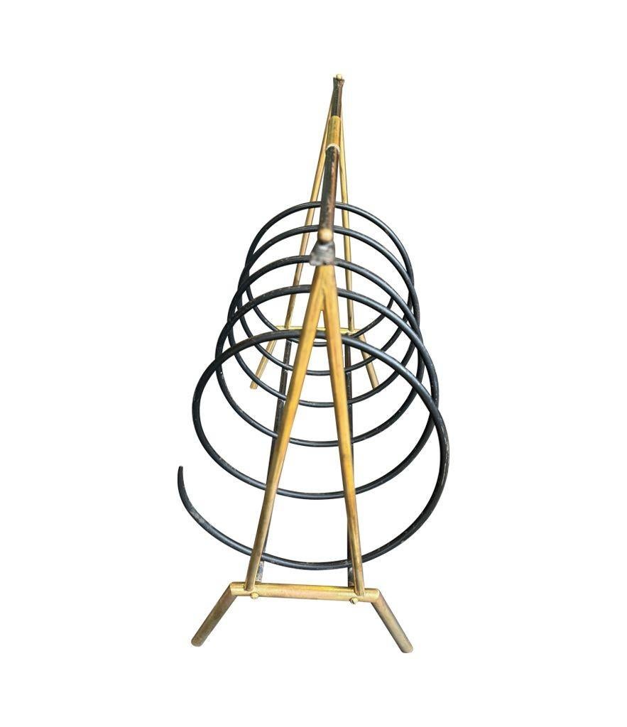 Un insolito portariviste a spirale italiano degli anni '50 in ottone e laccato nero in vendita 5