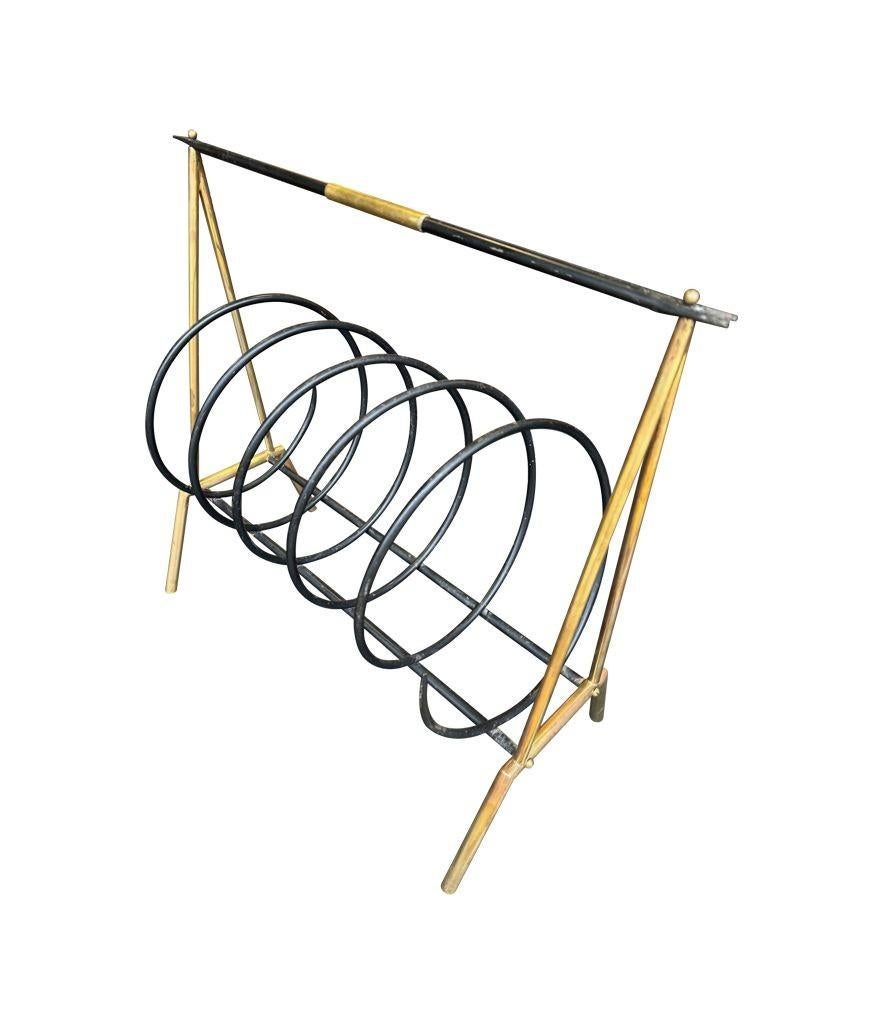 Un insolito portariviste a spirale italiano degli anni '50 in ottone e laccato nero In condizioni buone in vendita a London, GB
