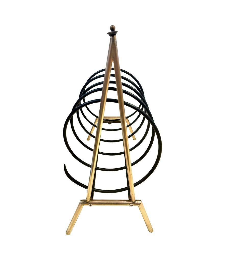 Metallo Un insolito portariviste a spirale italiano degli anni '50 in ottone e laccato nero in vendita