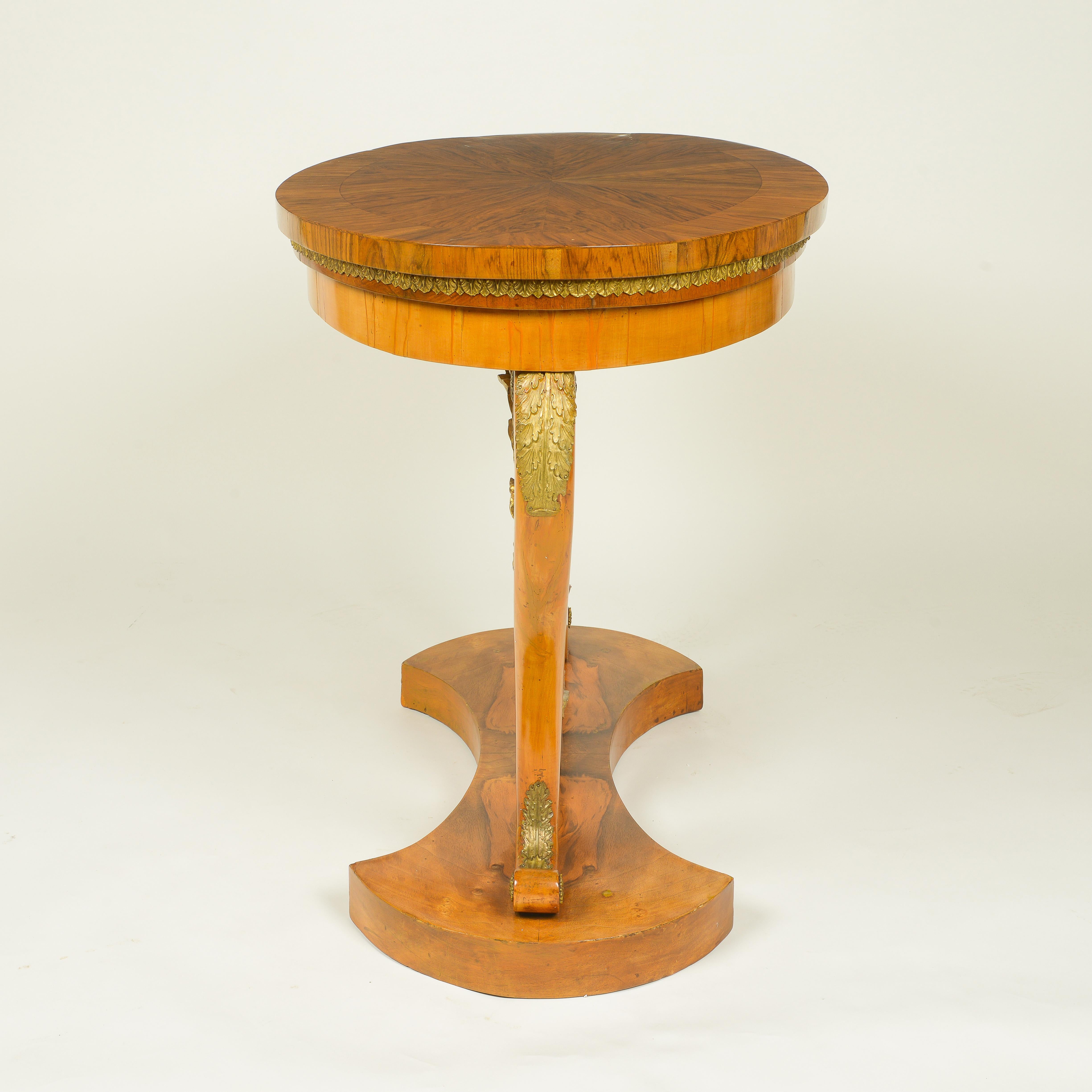 Unusual Italian Walnut and Giltwood Center Table In Good Condition For Sale In New York, NY