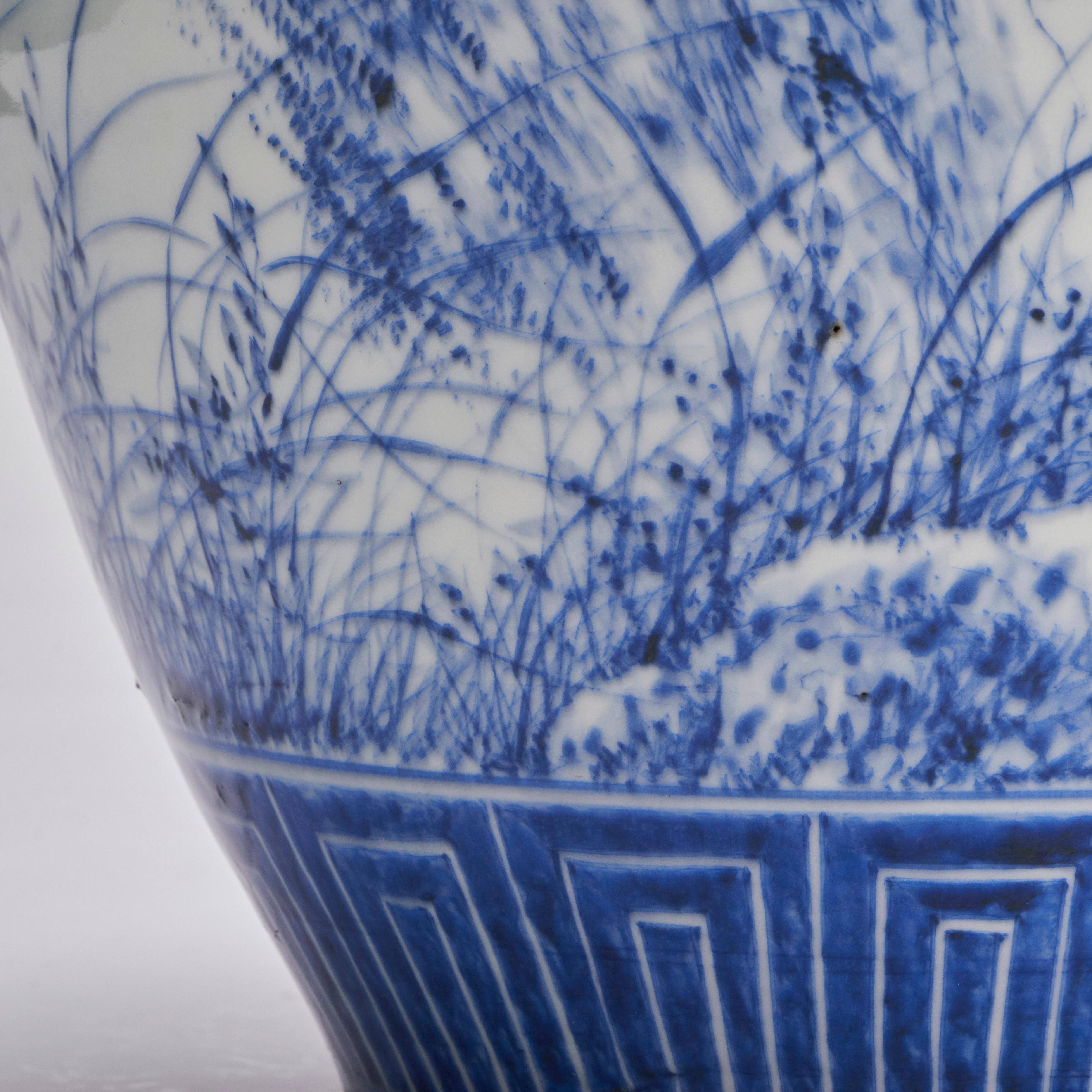 Jarre inhabituelle en porcelaine japonaise bleue et blanche avec bouchon intérieur en vente 4