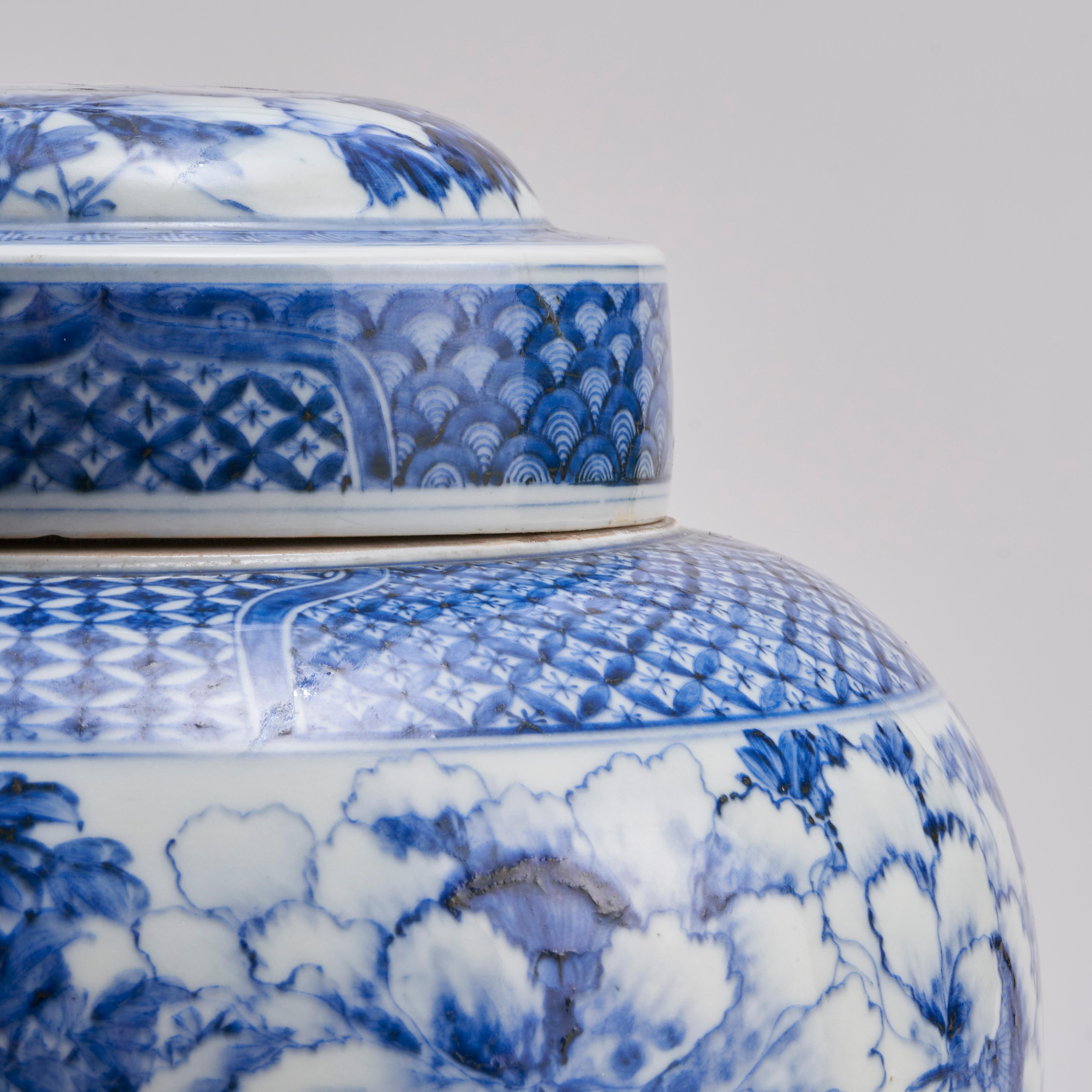 Jarre inhabituelle en porcelaine japonaise bleue et blanche avec bouchon intérieur en vente 5