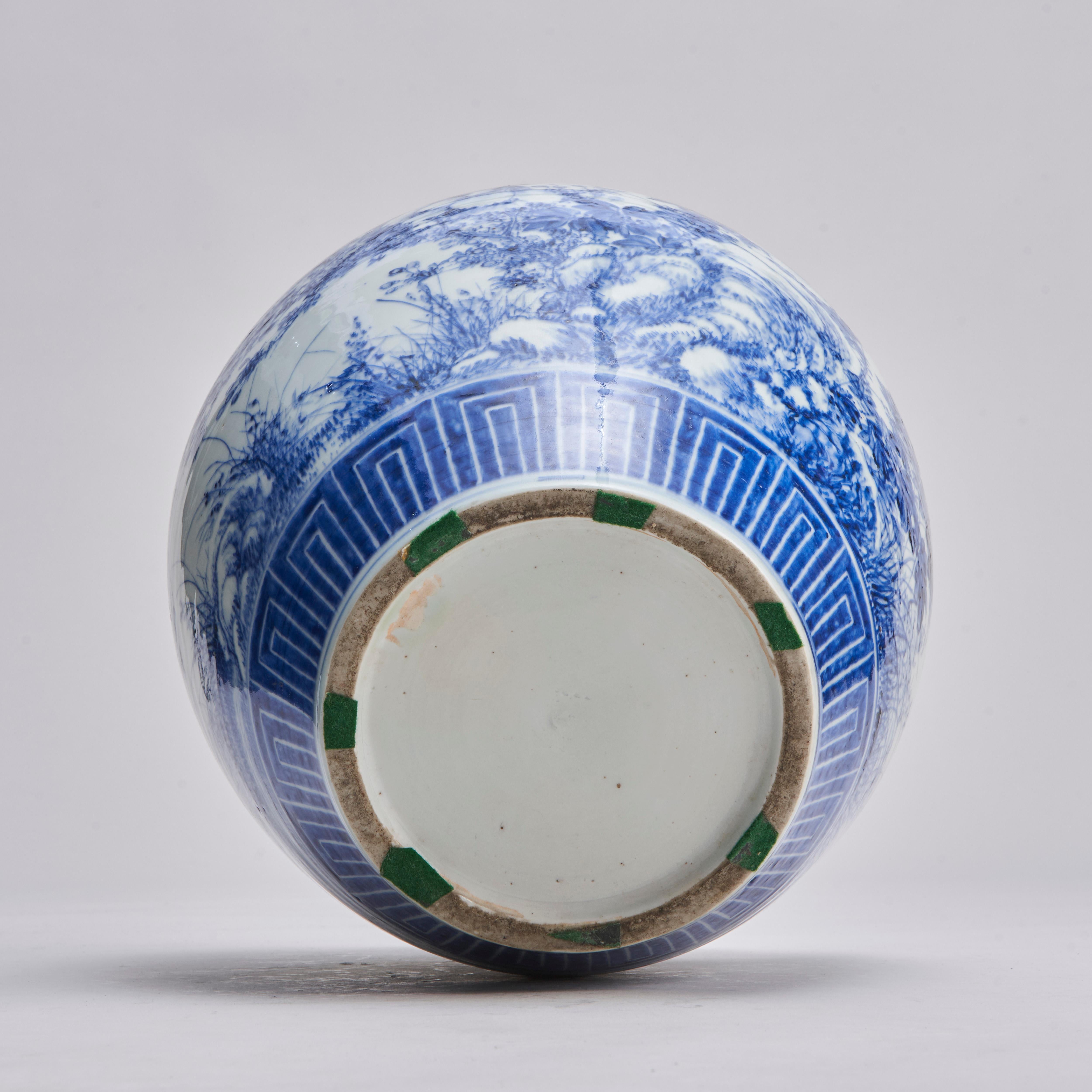 Jarre inhabituelle en porcelaine japonaise bleue et blanche avec bouchon intérieur en vente 6