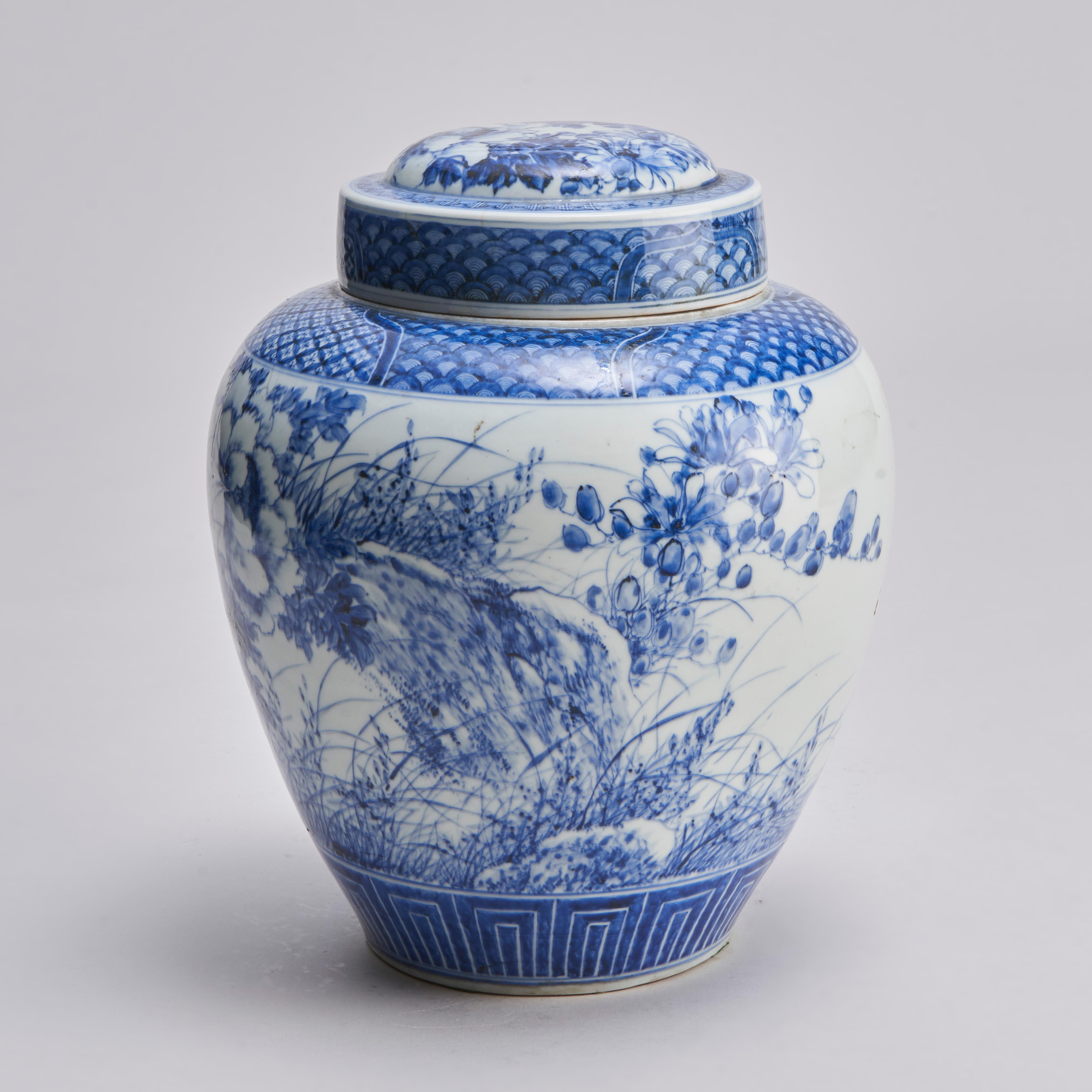 Japonais Jarre inhabituelle en porcelaine japonaise bleue et blanche avec bouchon intérieur en vente