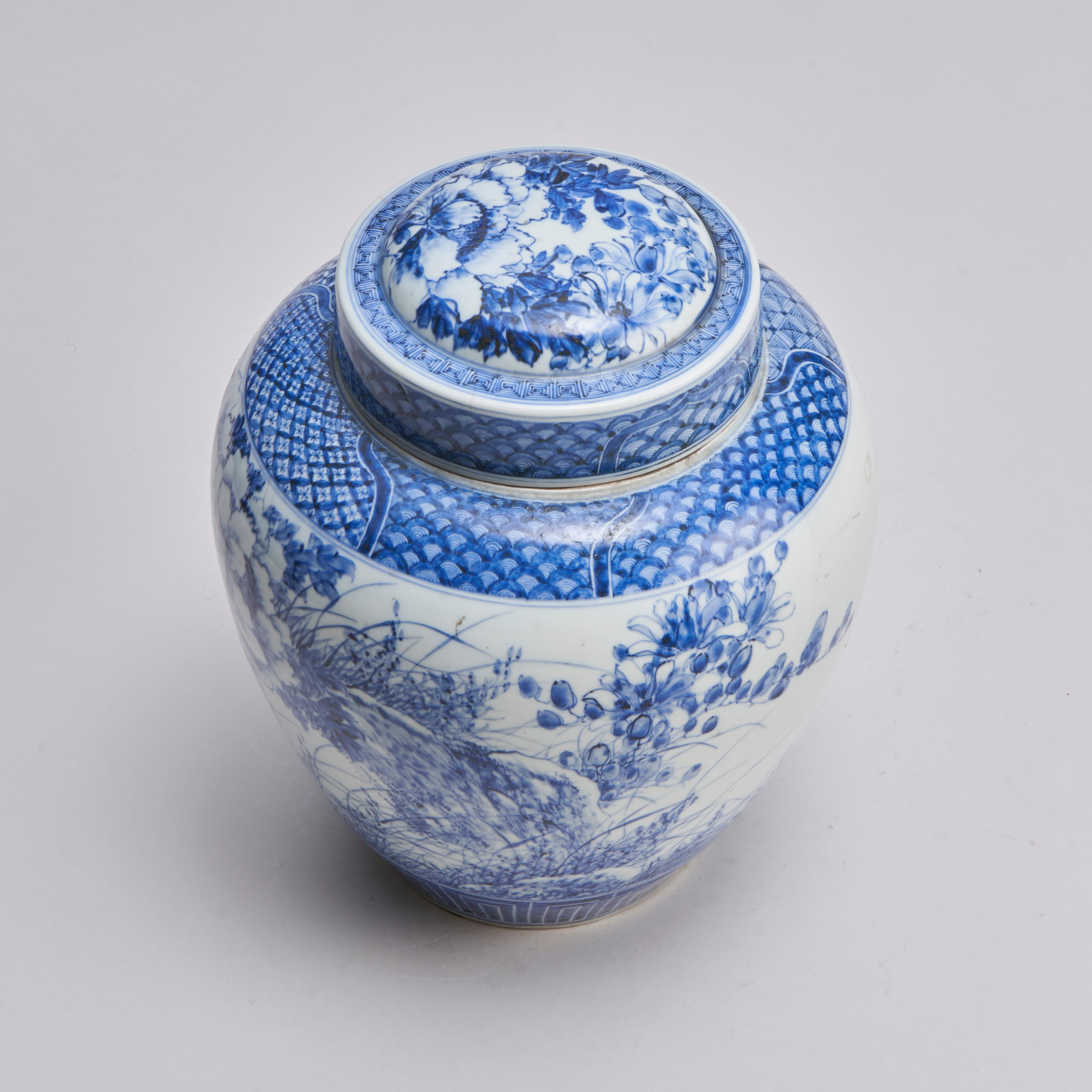 Jarre inhabituelle en porcelaine japonaise bleue et blanche avec bouchon intérieur Bon état - En vente à London, GB