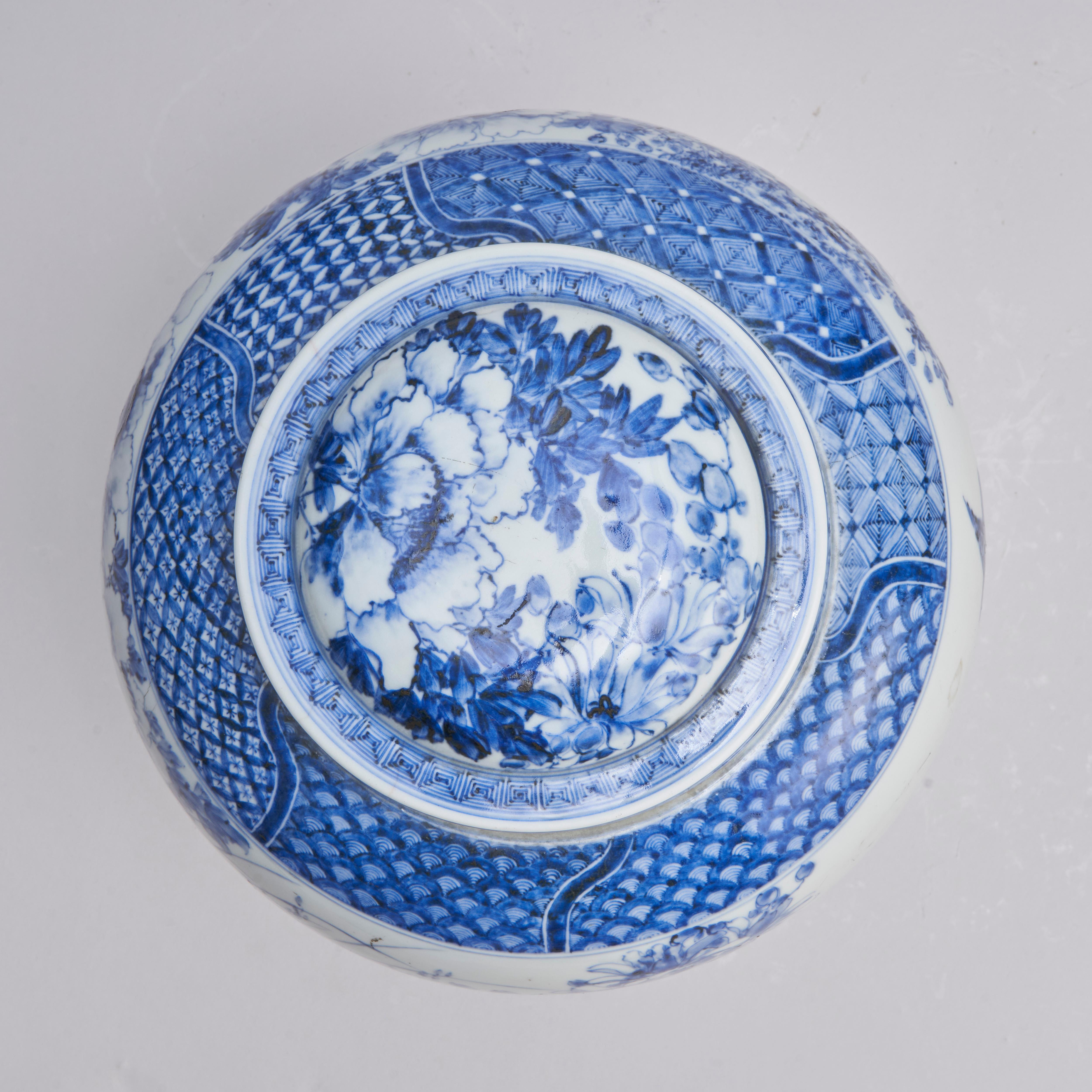 XIXe siècle Jarre inhabituelle en porcelaine japonaise bleue et blanche avec bouchon intérieur en vente