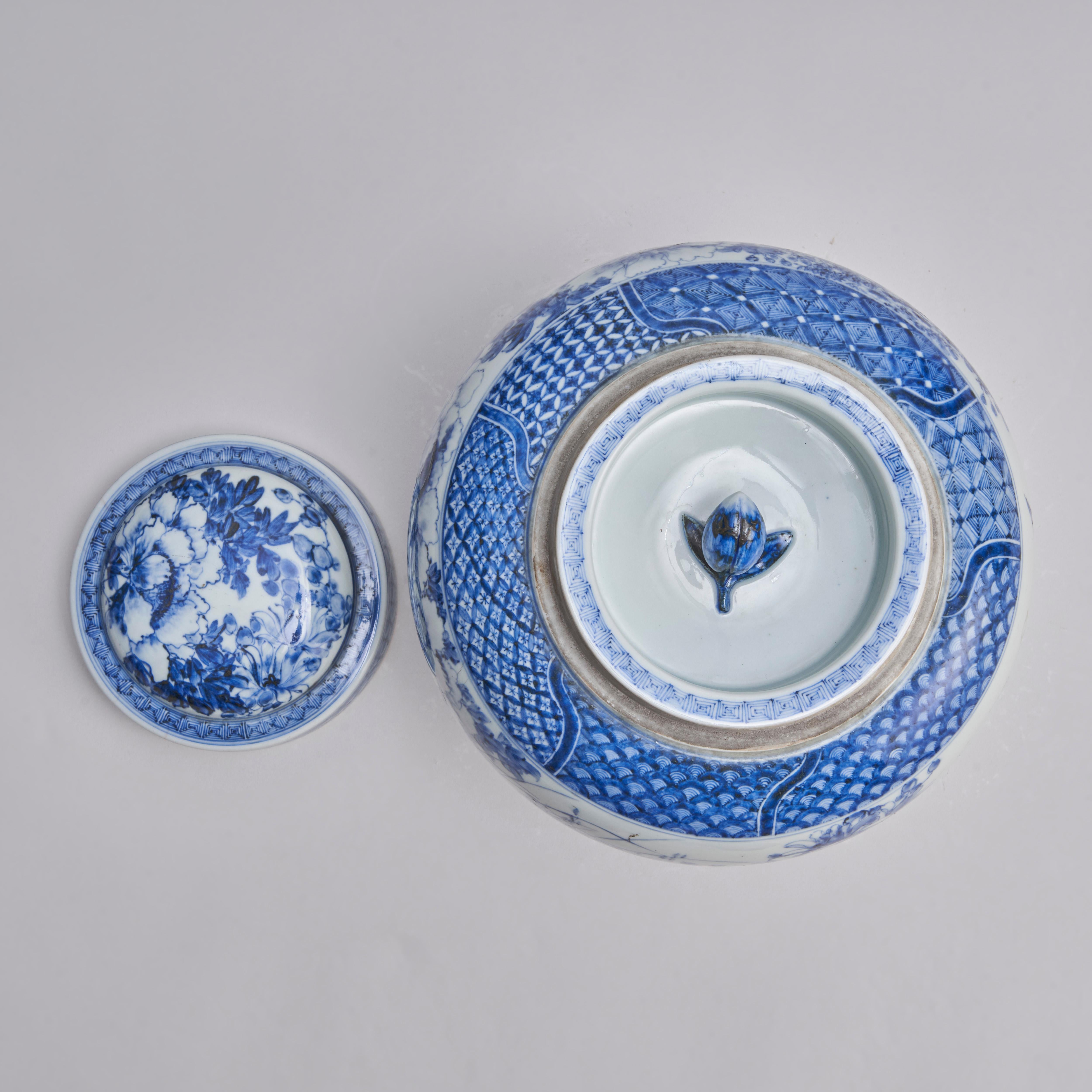 Porcelaine Jarre inhabituelle en porcelaine japonaise bleue et blanche avec bouchon intérieur en vente