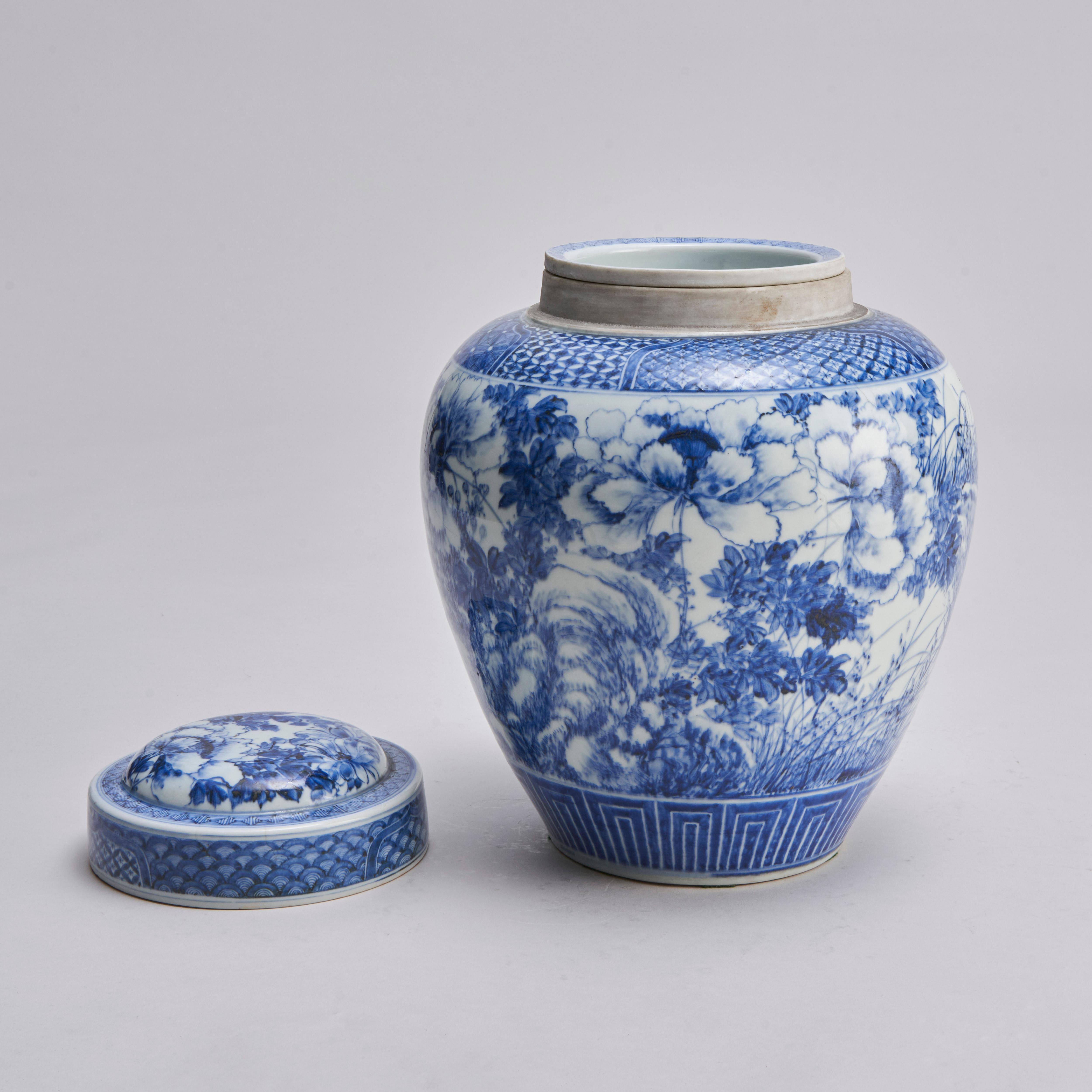 Jarre inhabituelle en porcelaine japonaise bleue et blanche avec bouchon intérieur en vente 1