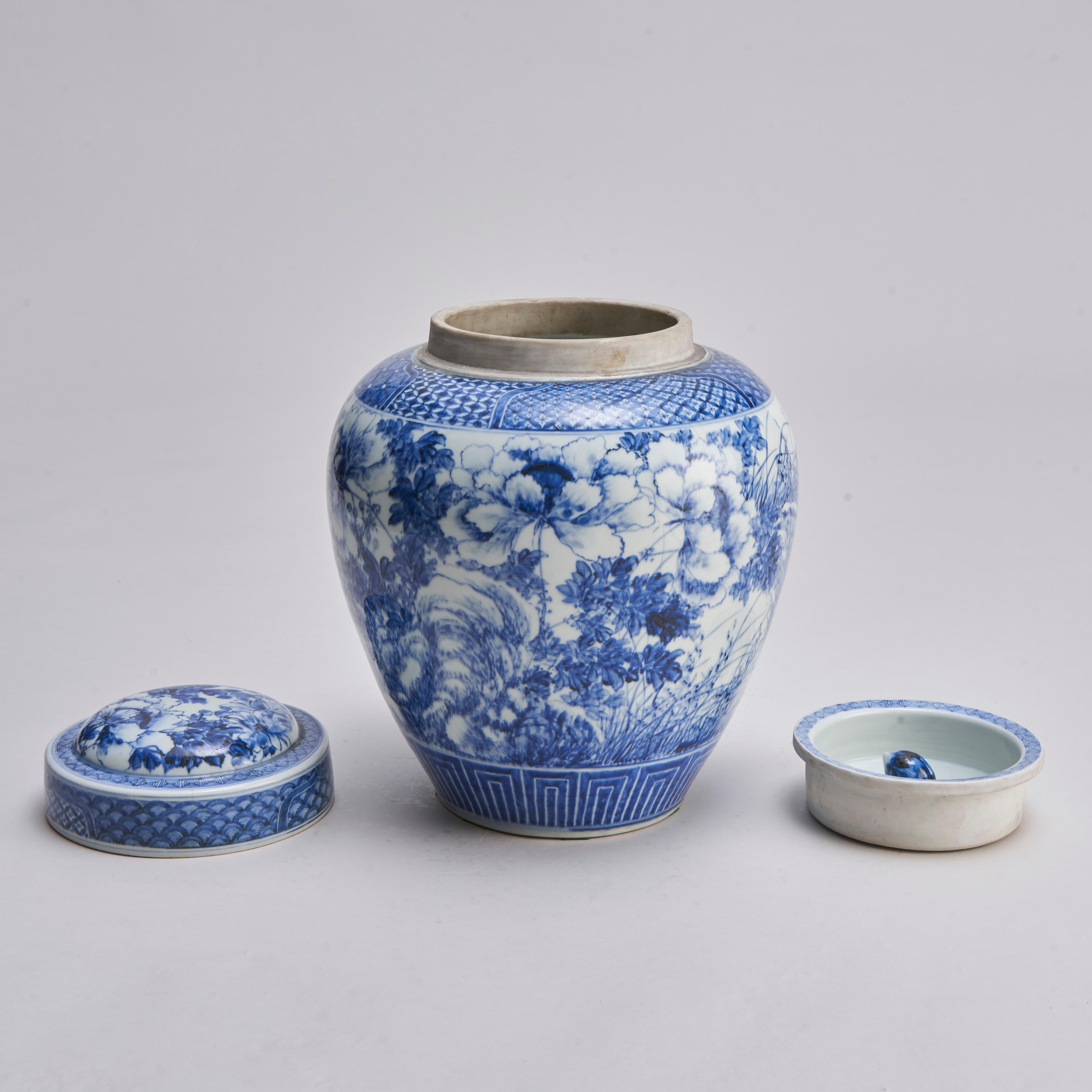 Jarre inhabituelle en porcelaine japonaise bleue et blanche avec bouchon intérieur en vente 2
