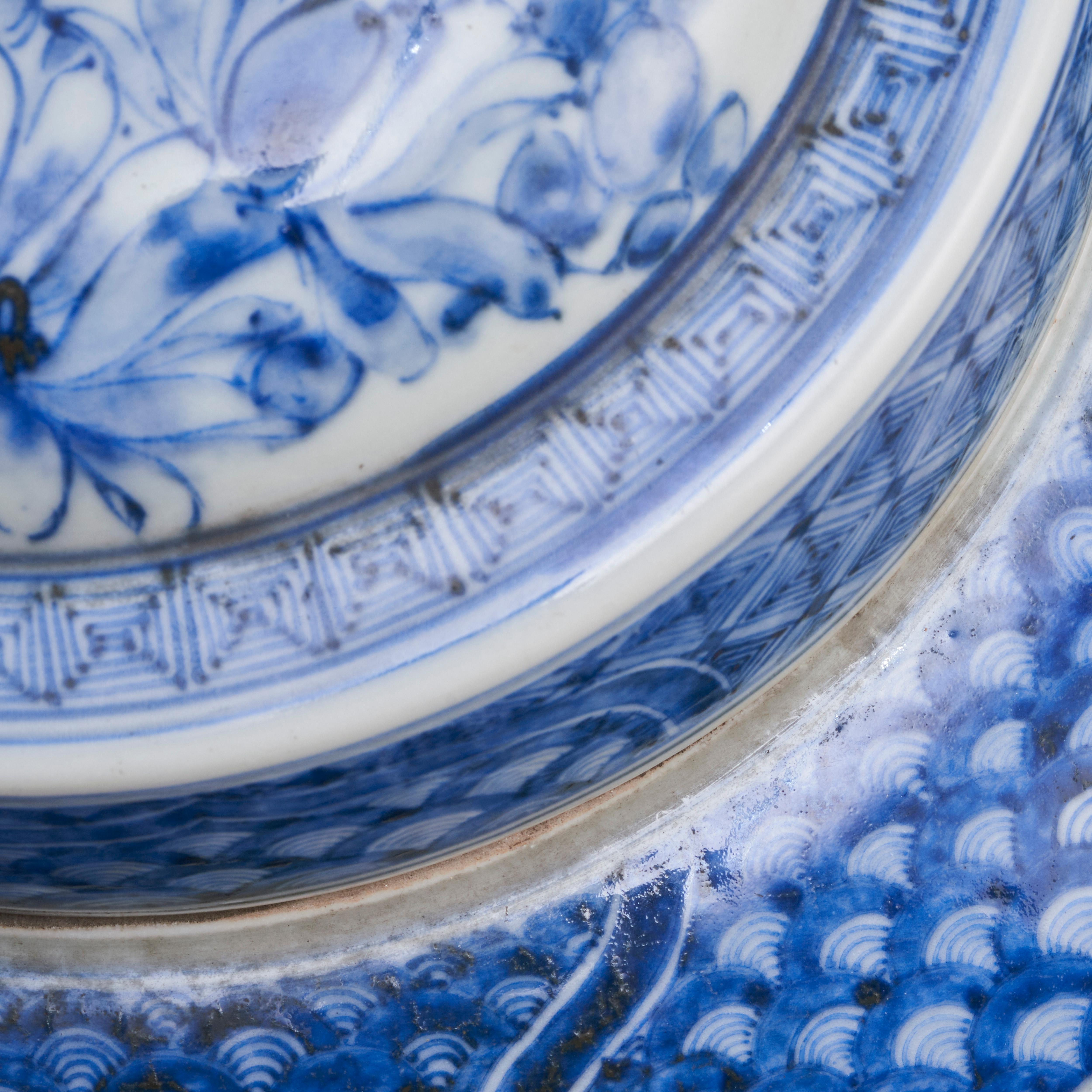 Jarre inhabituelle en porcelaine japonaise bleue et blanche avec bouchon intérieur en vente 3